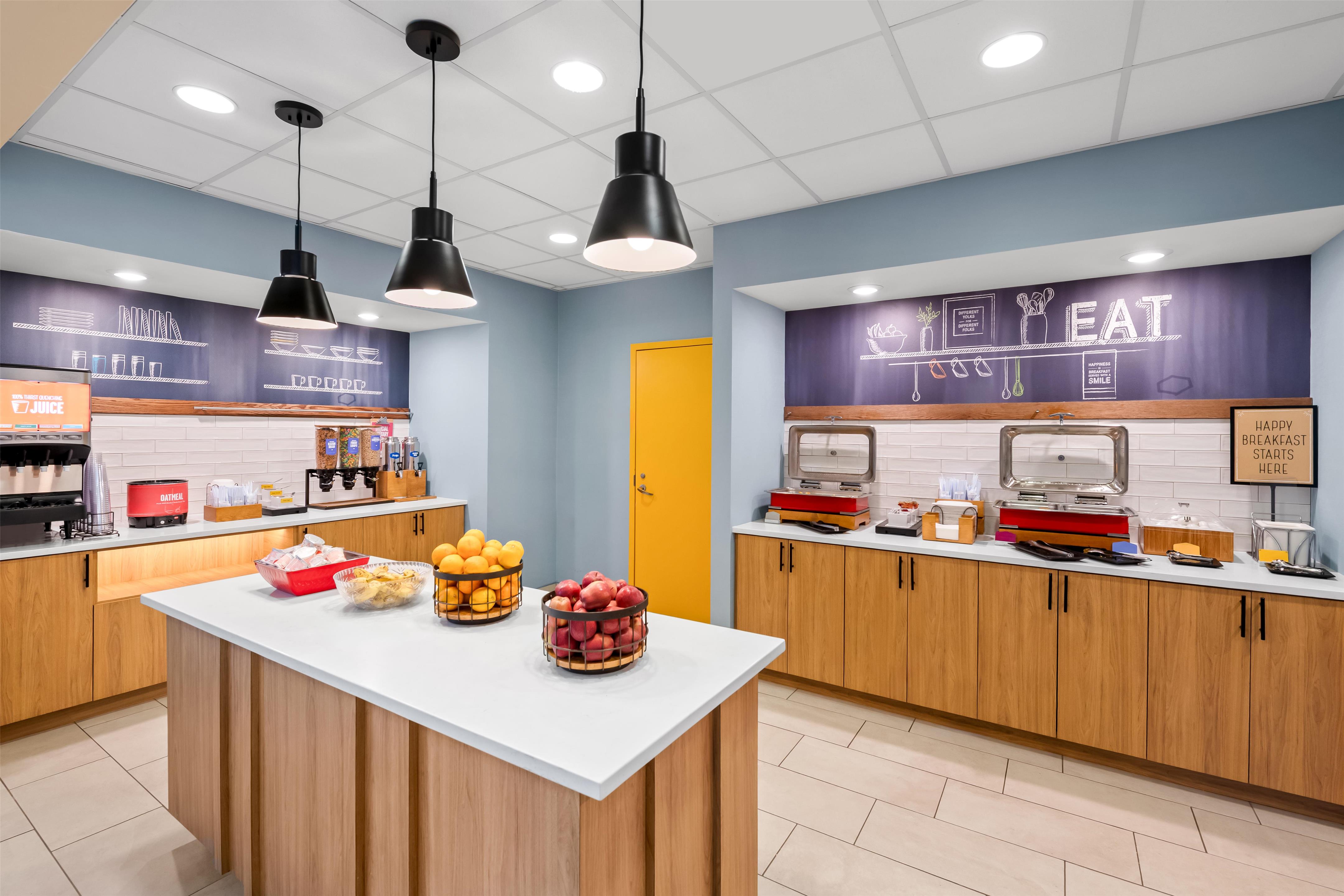 Breakfast Area | Hampton Inn & Suites Williamsburg-Central