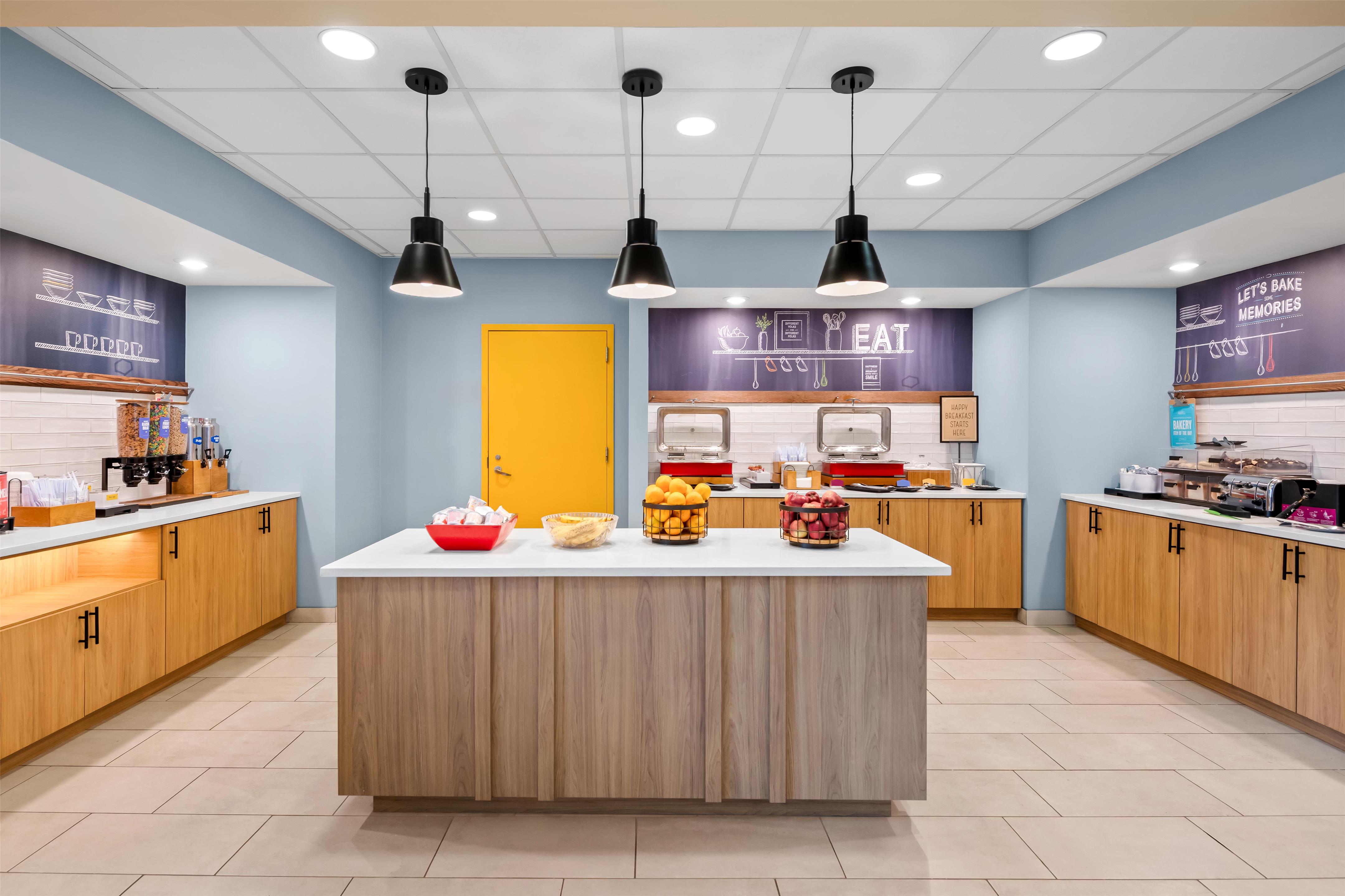 Breakfast Area | Hampton Inn & Suites Williamsburg-Central