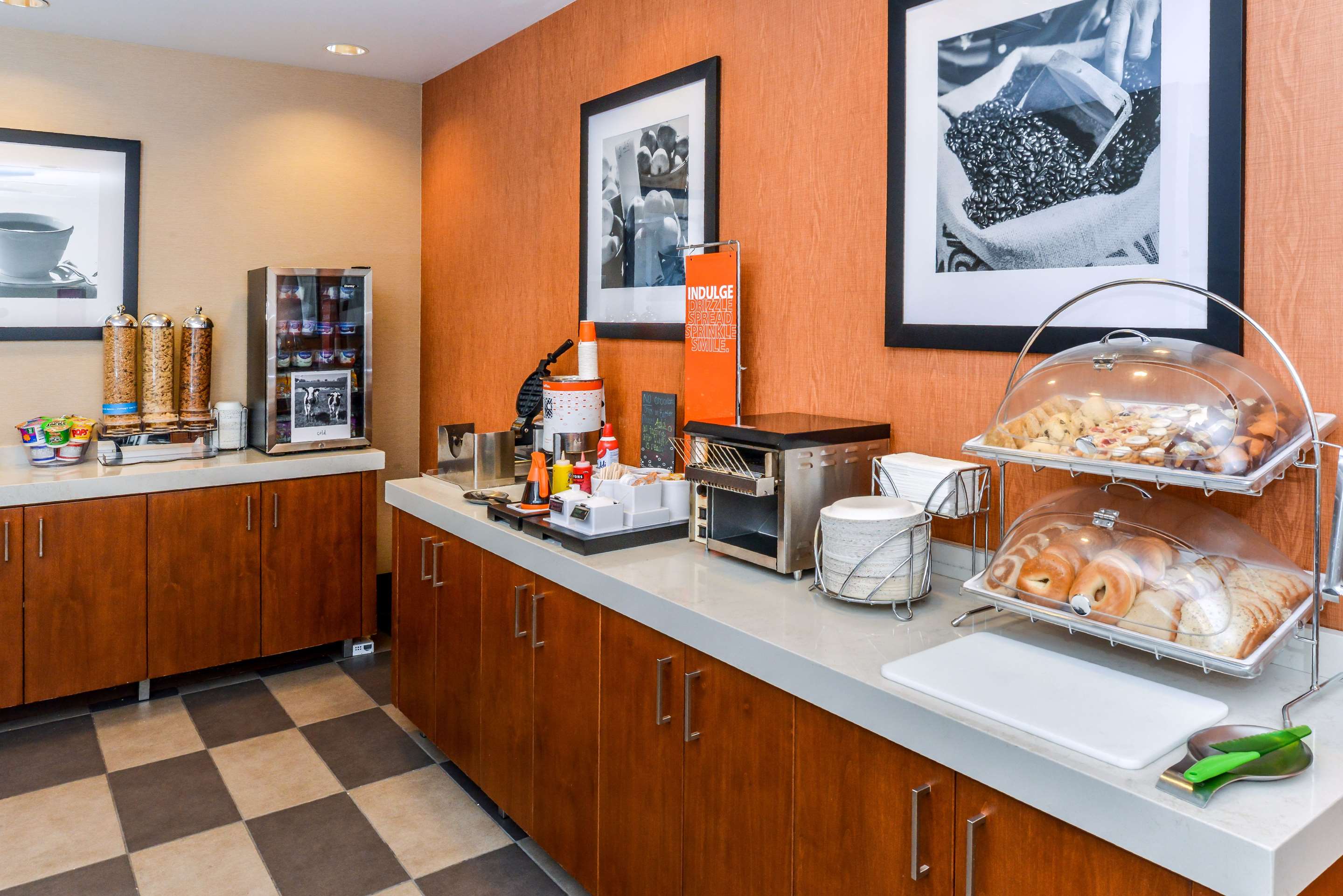 Breakfast Area | Hampton Inn & Suites Boulder-North