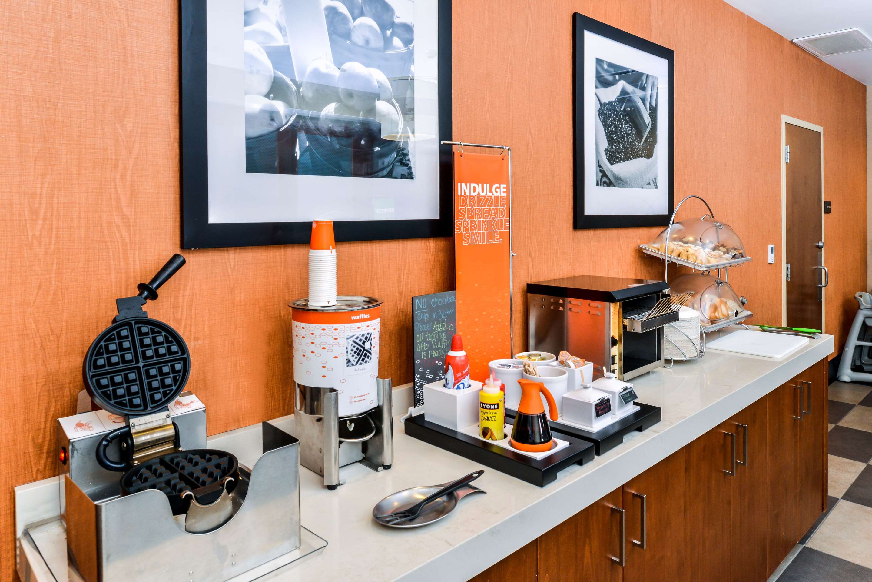 Breakfast Area | Hampton Inn & Suites Boulder-North