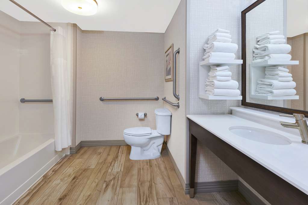 Hampton Inn & Suites Wells Ogunquit Room Type - 2QN MOB HEARING ACC TUB NS