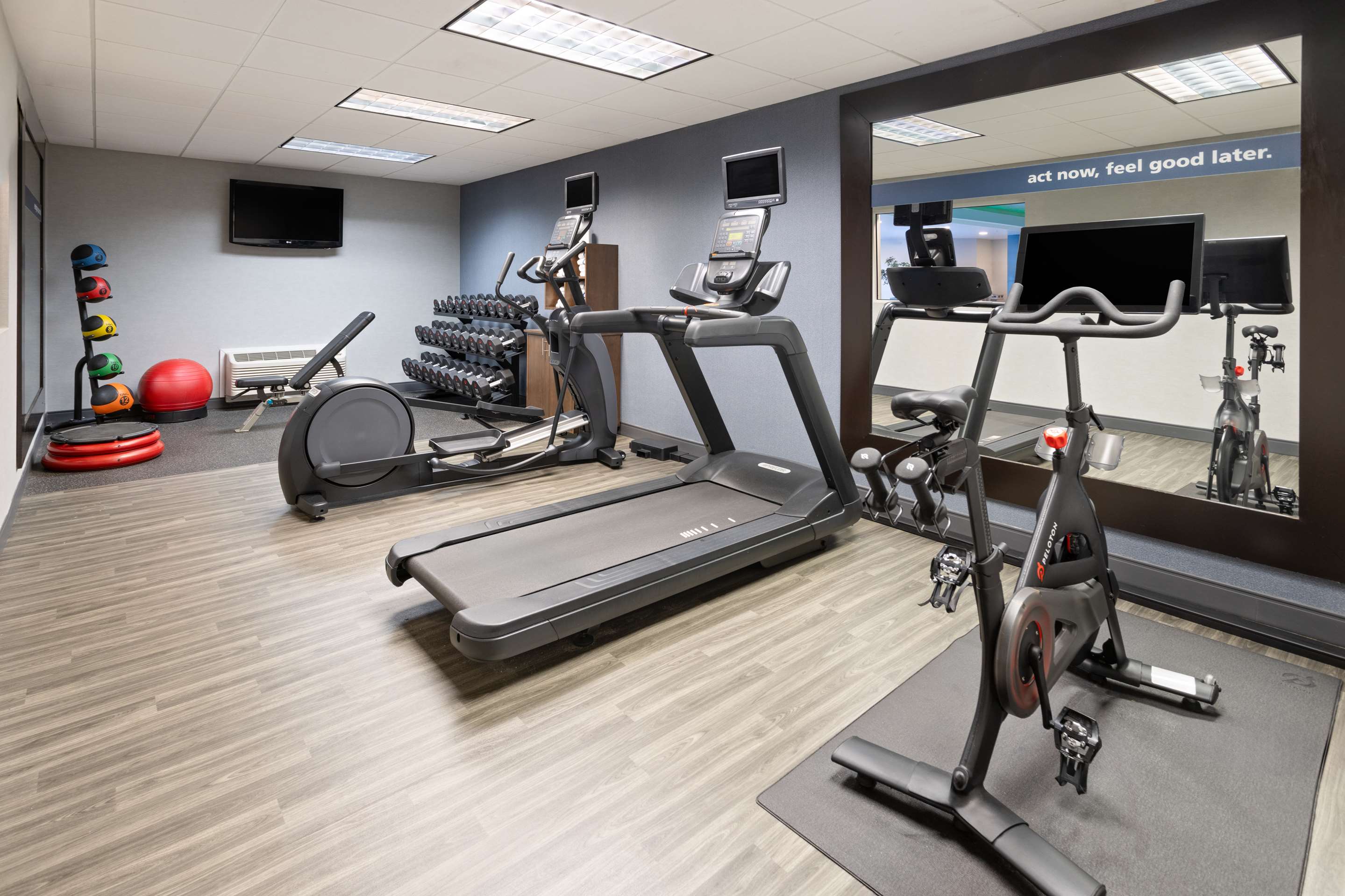 Health club fitness center gym | Hampton Inn & Suites Wells-Ogunquit
