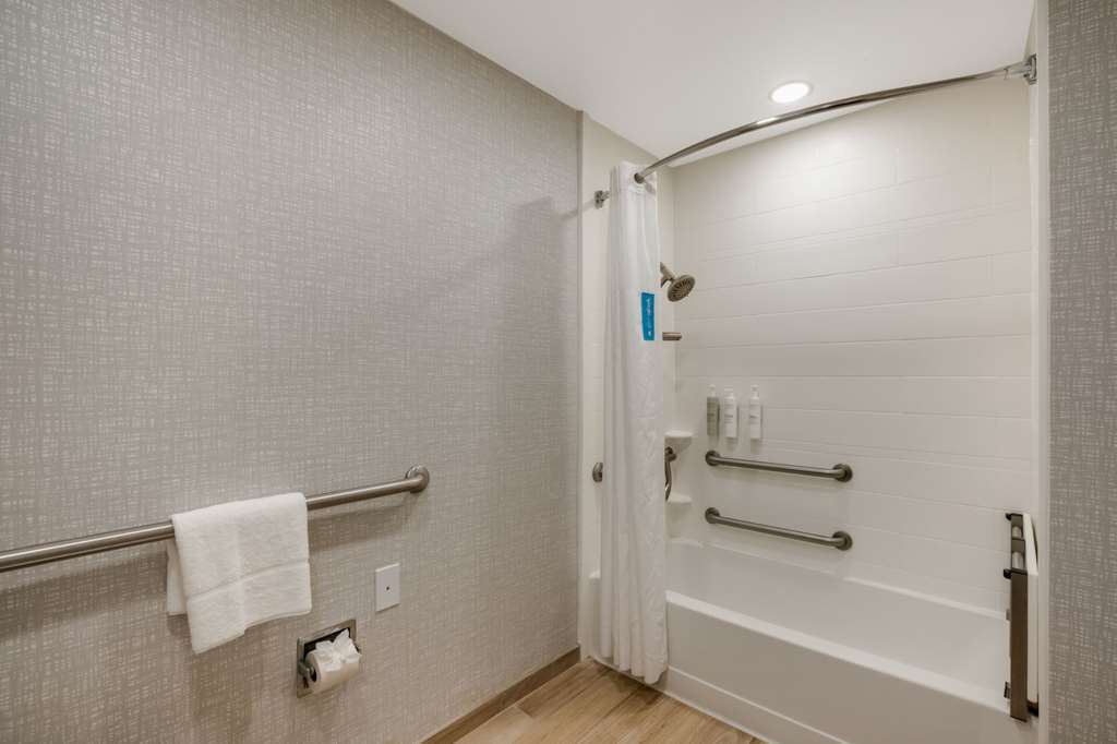 Hampton Inn Philadelphia/Willow Grove-guestroom-Guest Room,Bathroom,On-Site.jpg