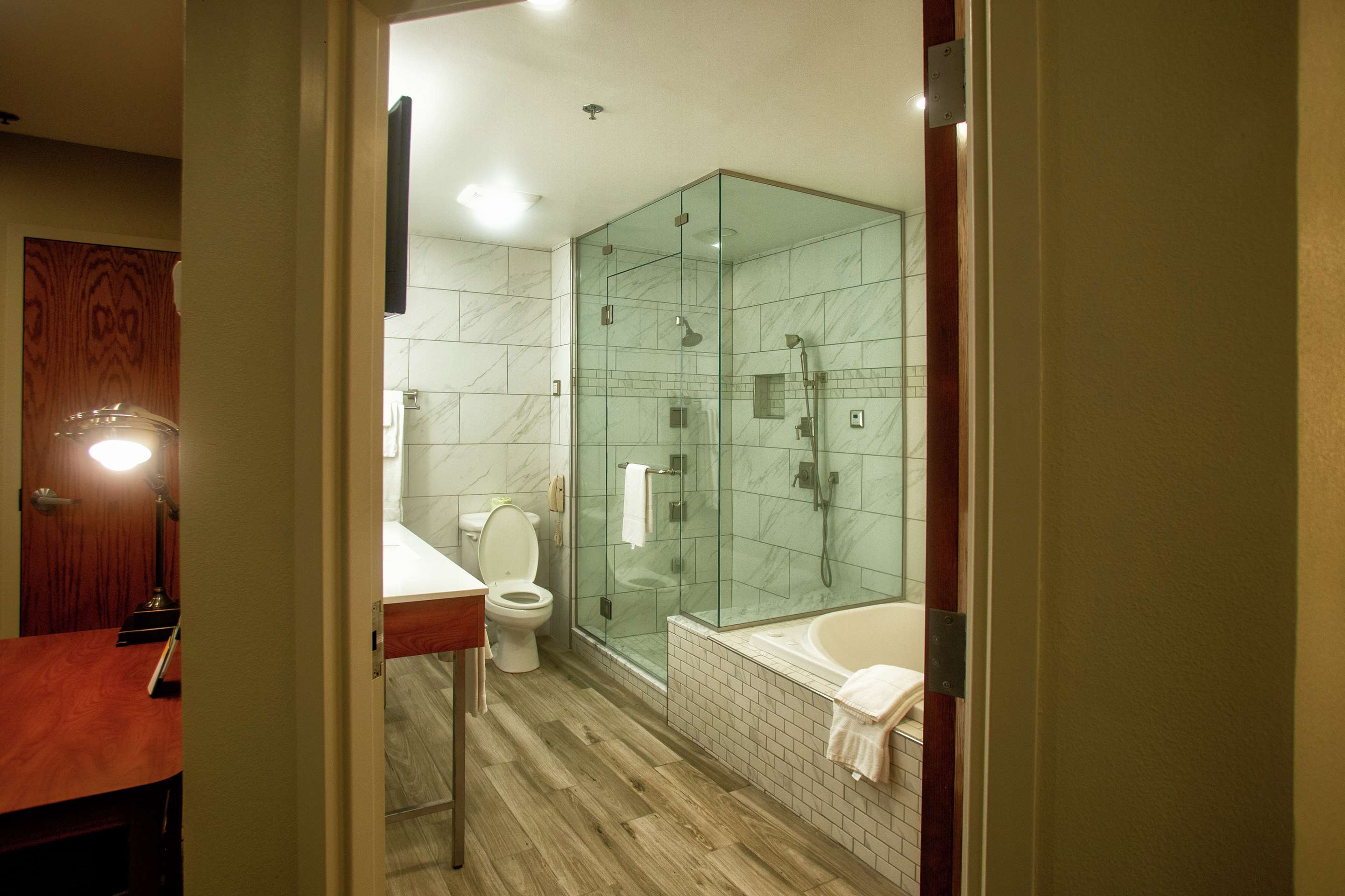 Guest room bath