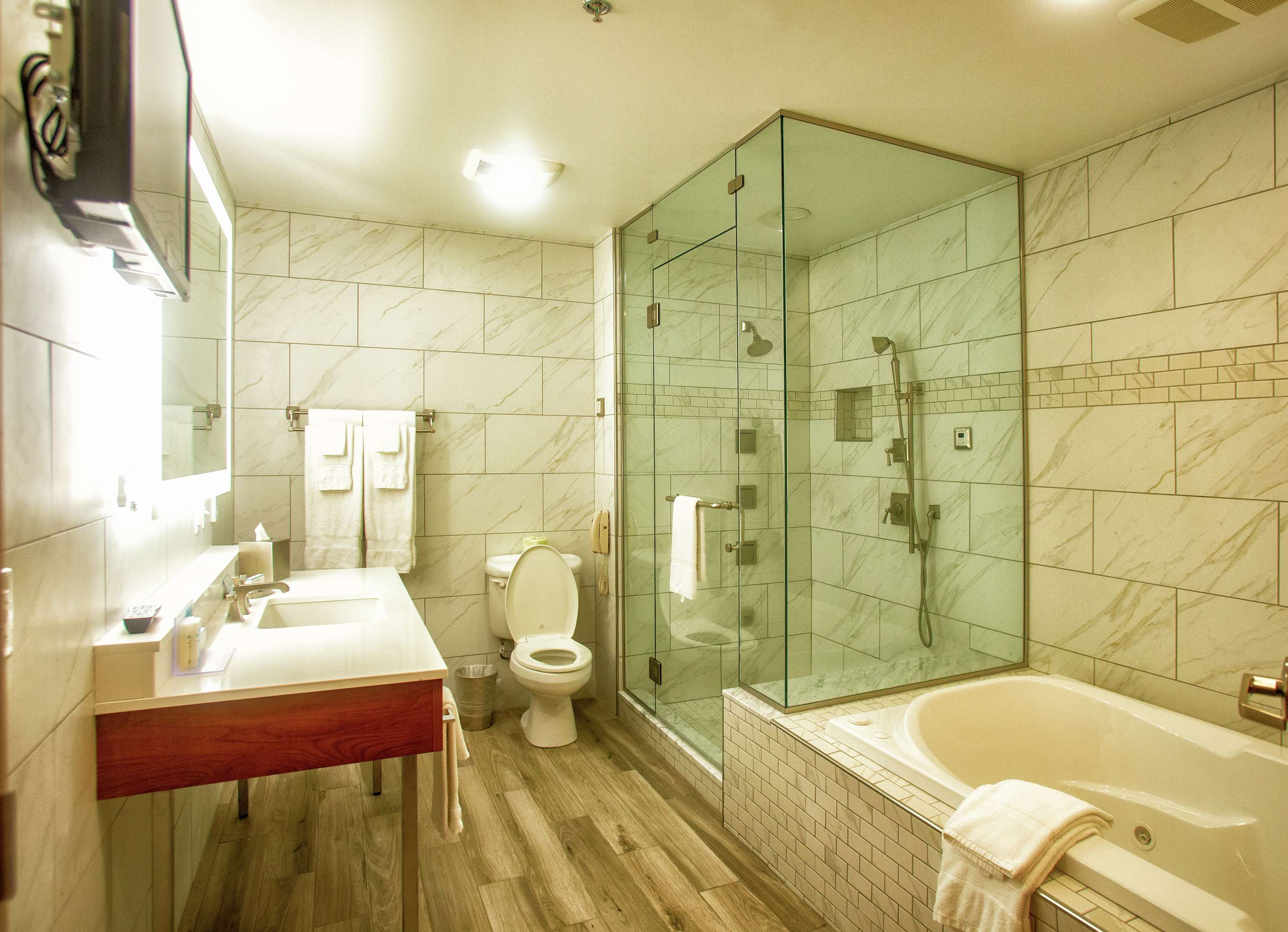 Guest room bath