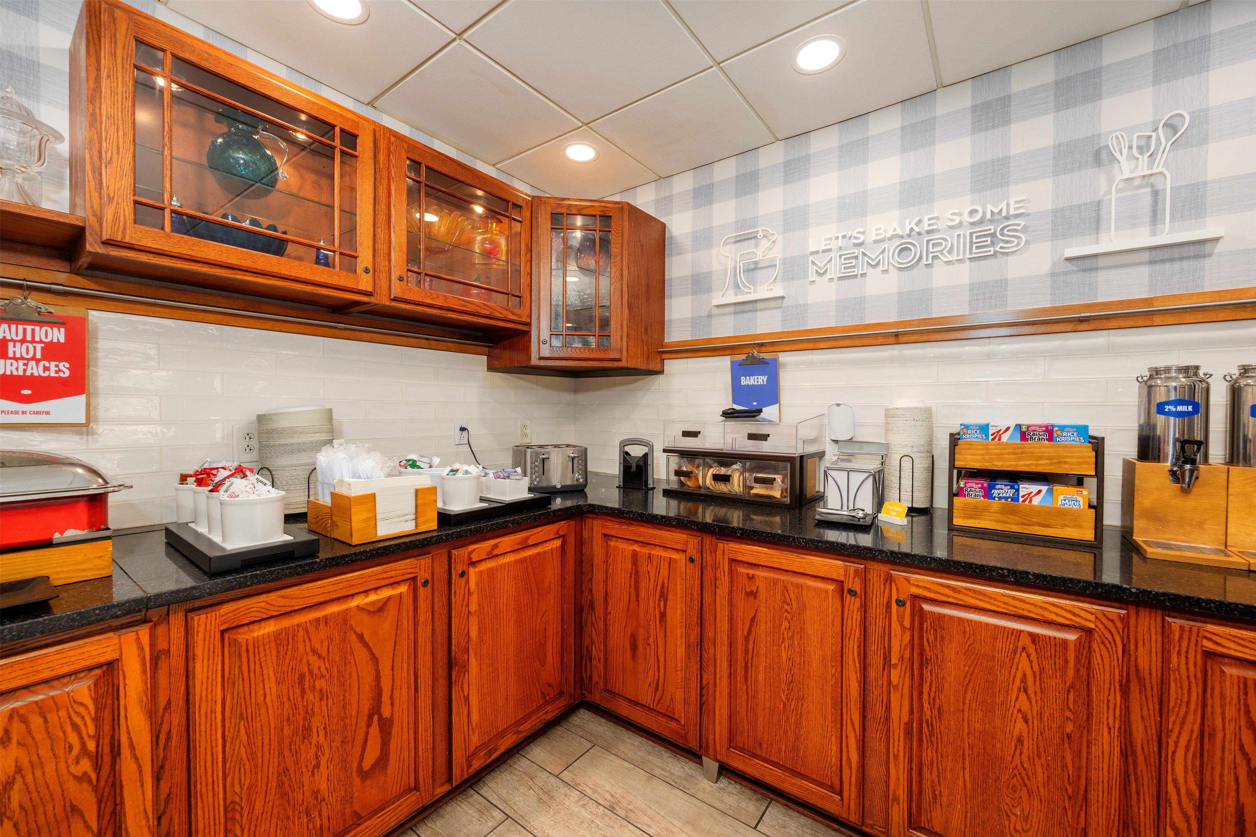 Breakfast Area | Hampton Inn Wheeling