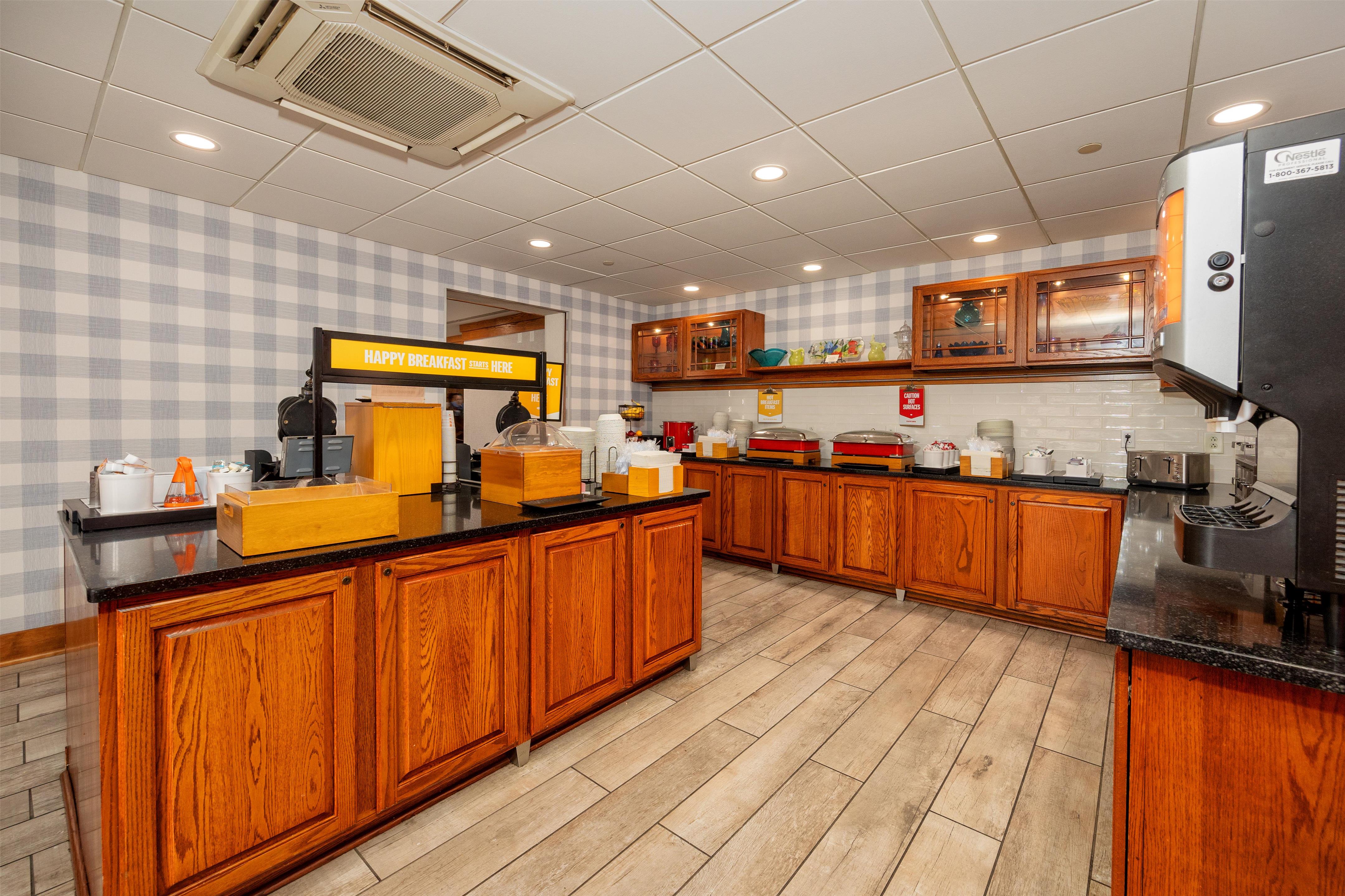 Breakfast Area | Hampton Inn Wheeling