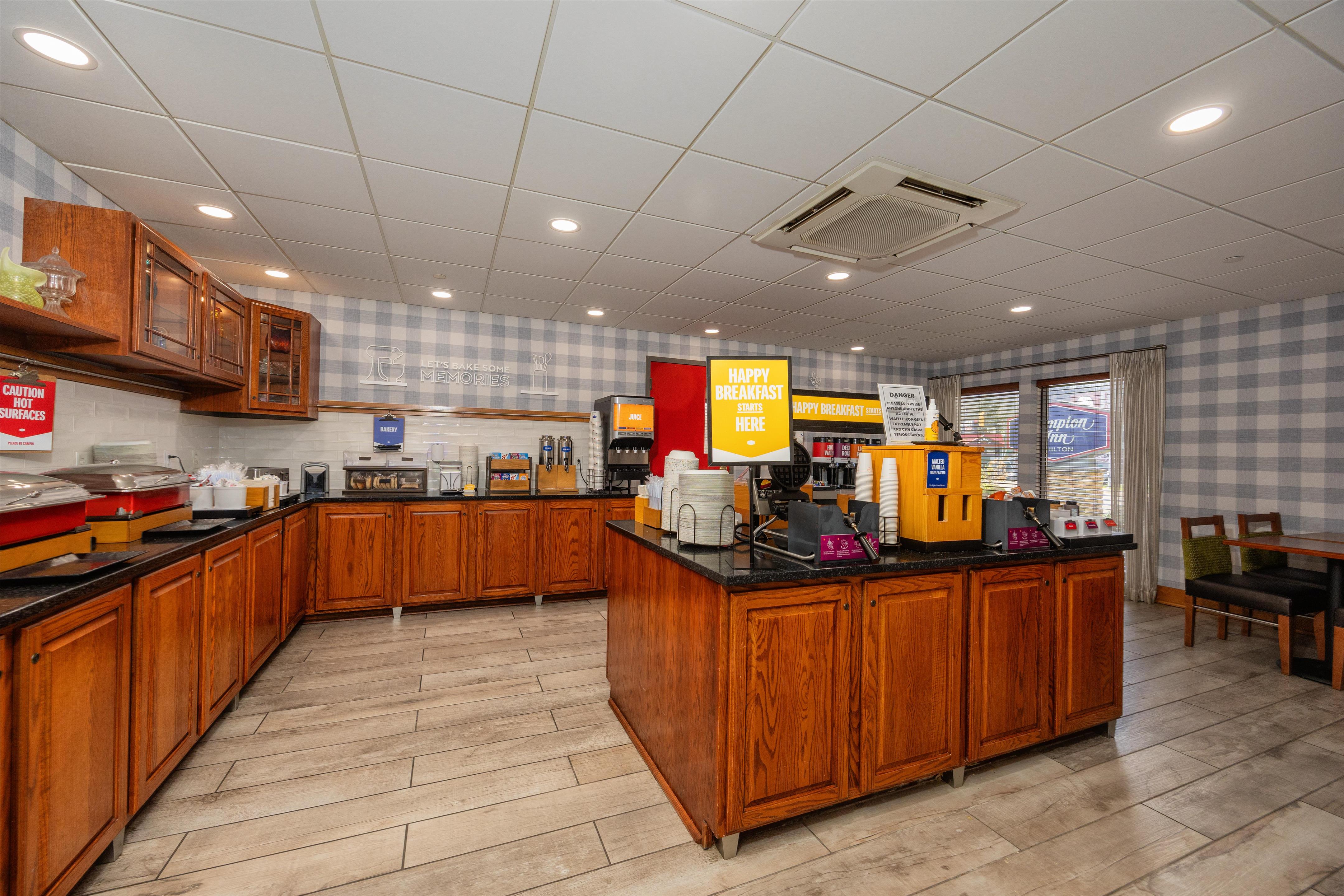 Breakfast Area | Hampton Inn Wheeling