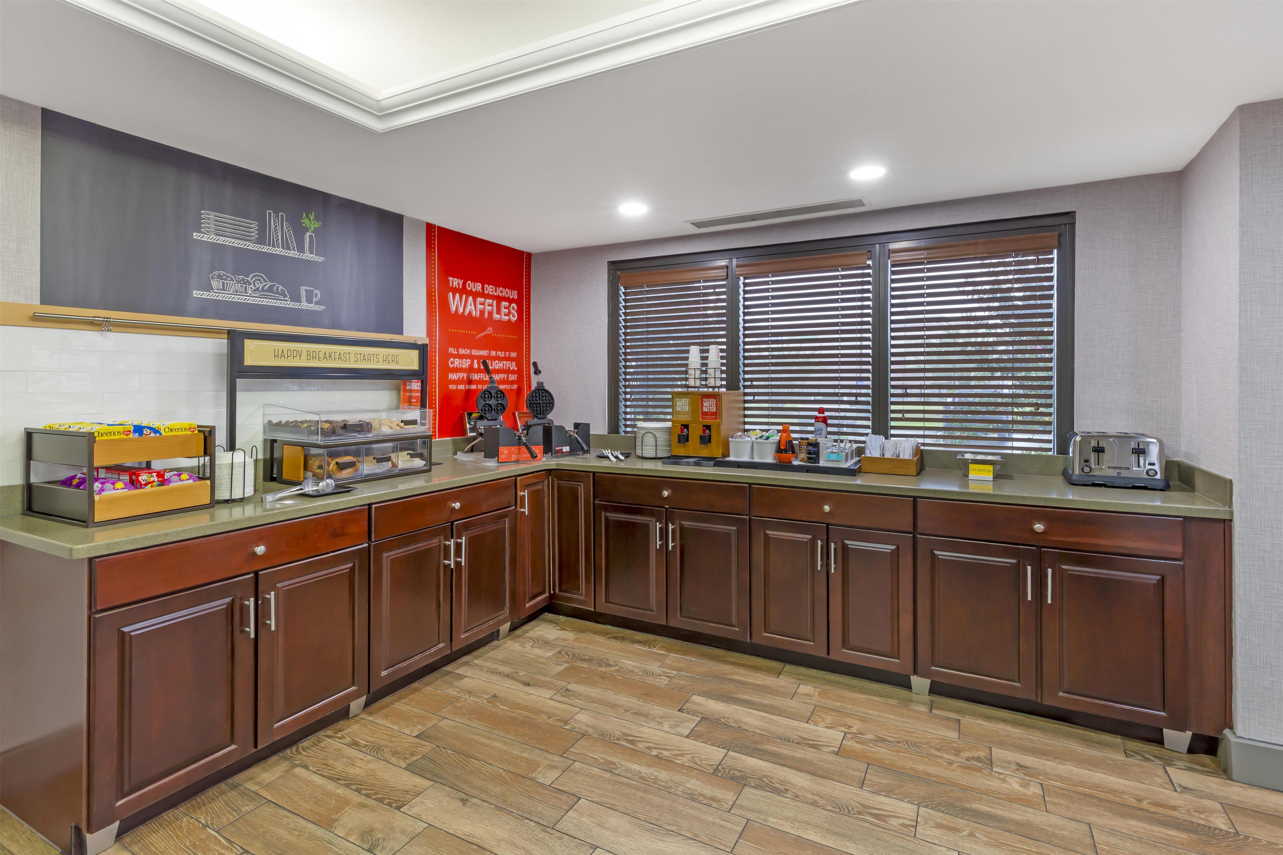 Breakfast Area | Hampton Inn Washington