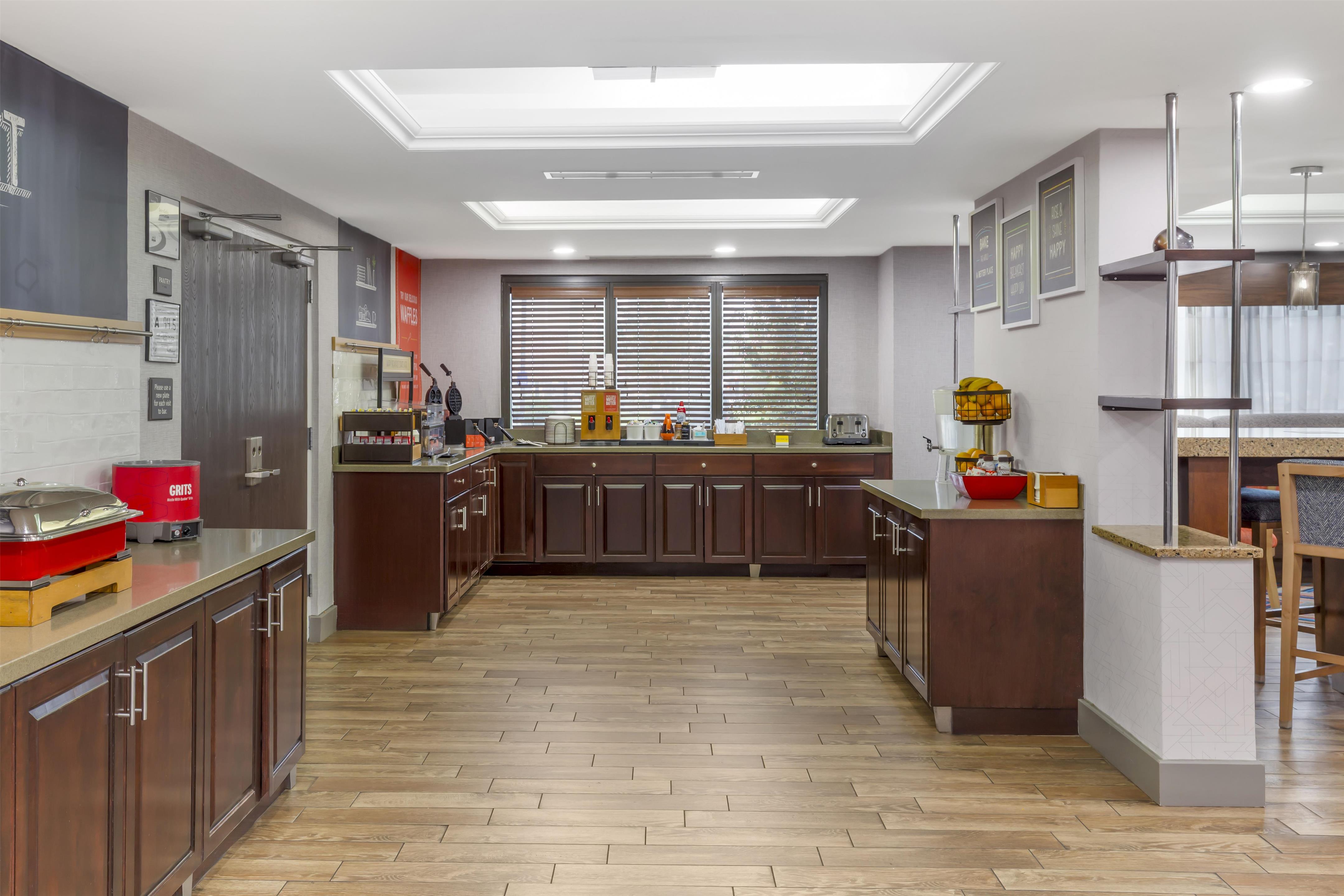 Breakfast Area | Hampton Inn Washington