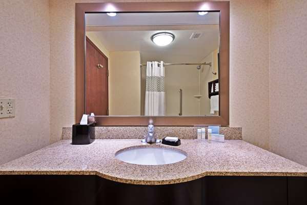  - Hampton Inn Hurricane - I-64, Exit 39