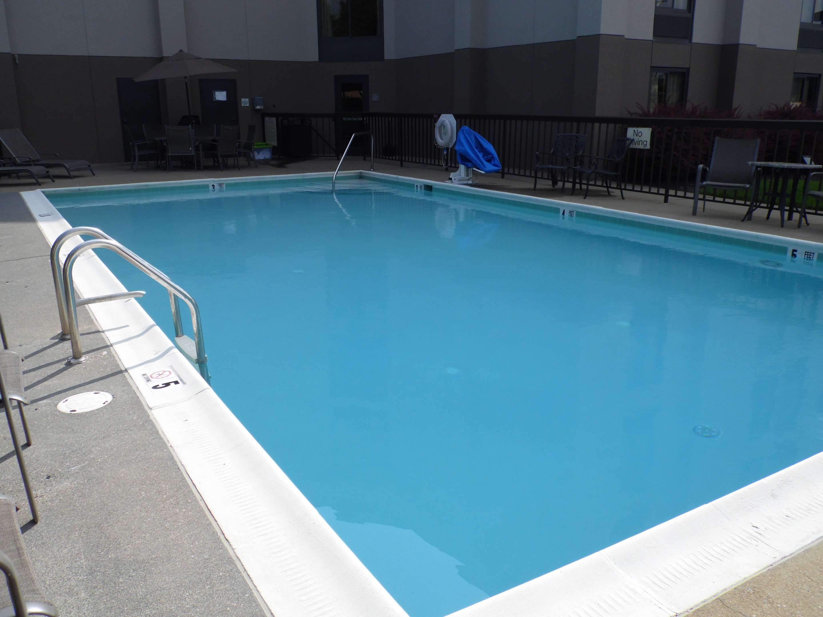 Pool | Hampton Inn Winchester-University/Mall Area