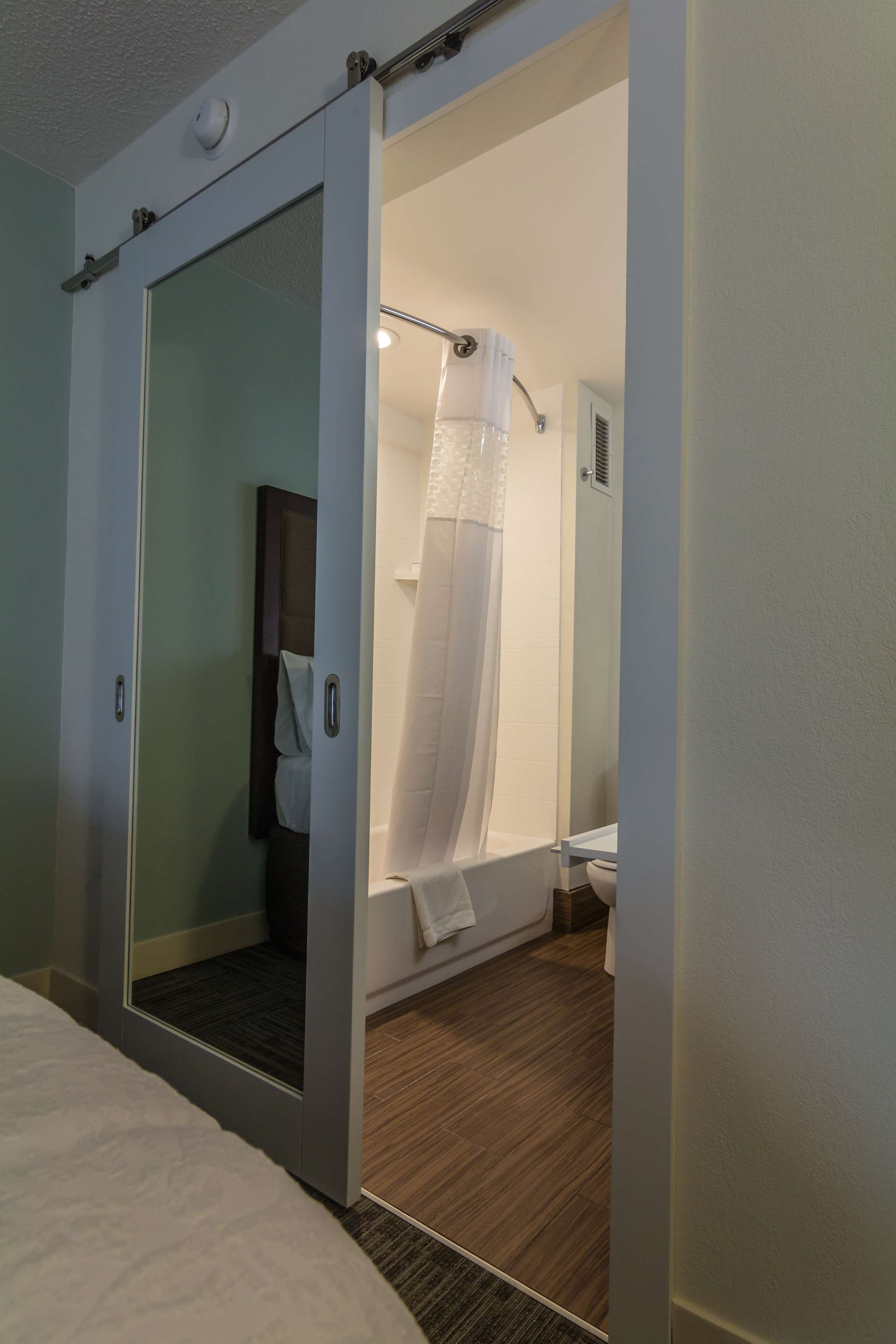 Hampton Inn Winchester-University/ Mall Room Type - 2 QUEENS W FRIDGE NOSMOK