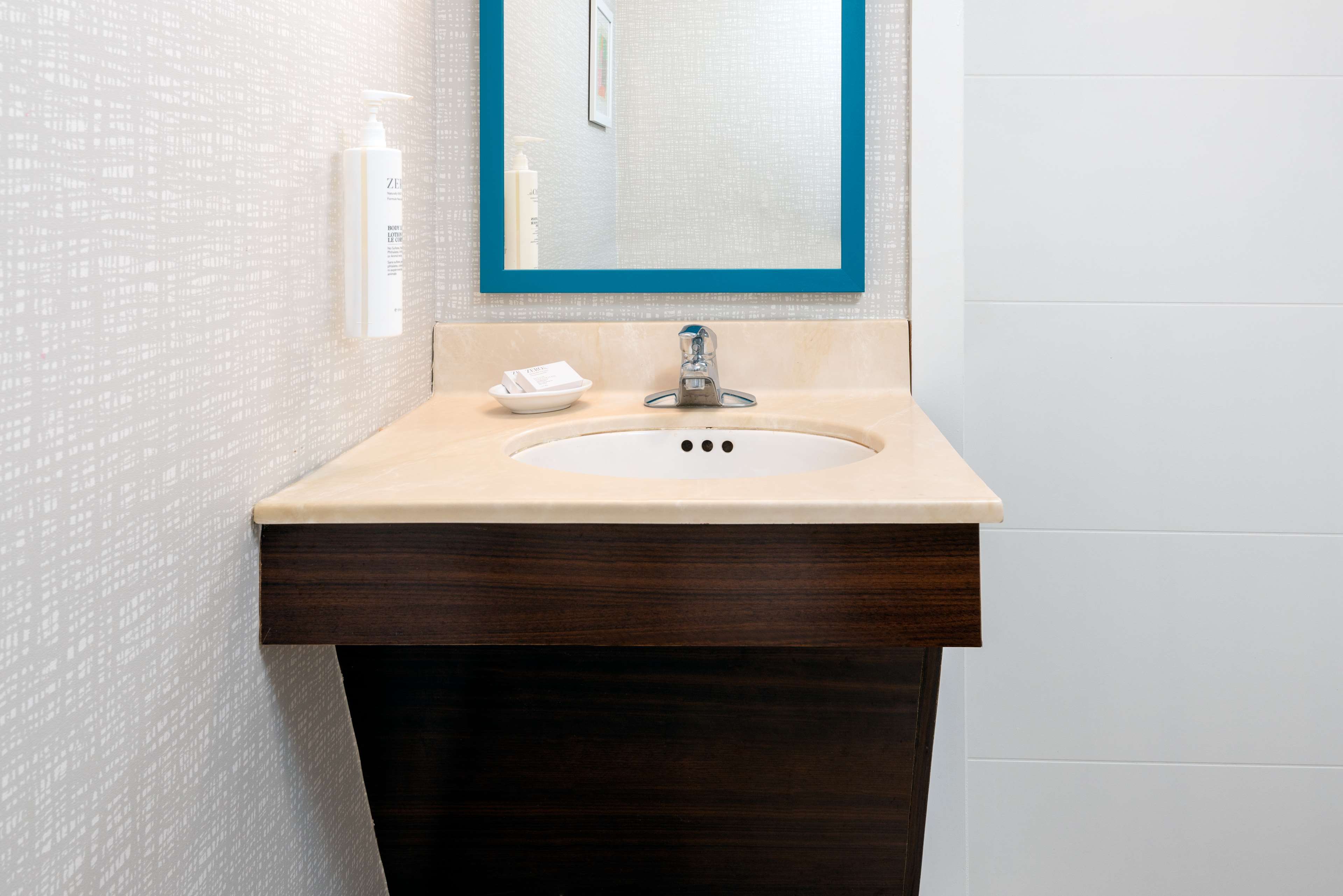 Hampton Inn by Hilton Hartford/Airport Room Type - 1KNG MOB HEAR ACC W TUB NS