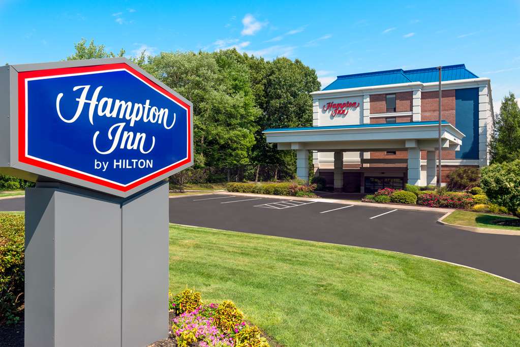 Hampton Inn by Hilton Hartford/Airport - Tap to explore photos