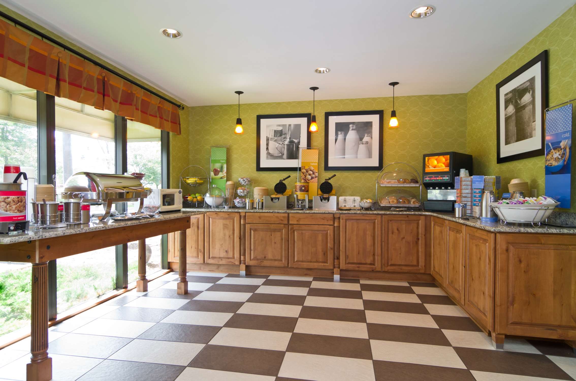 Restaurant | Hampton Inn Wooster