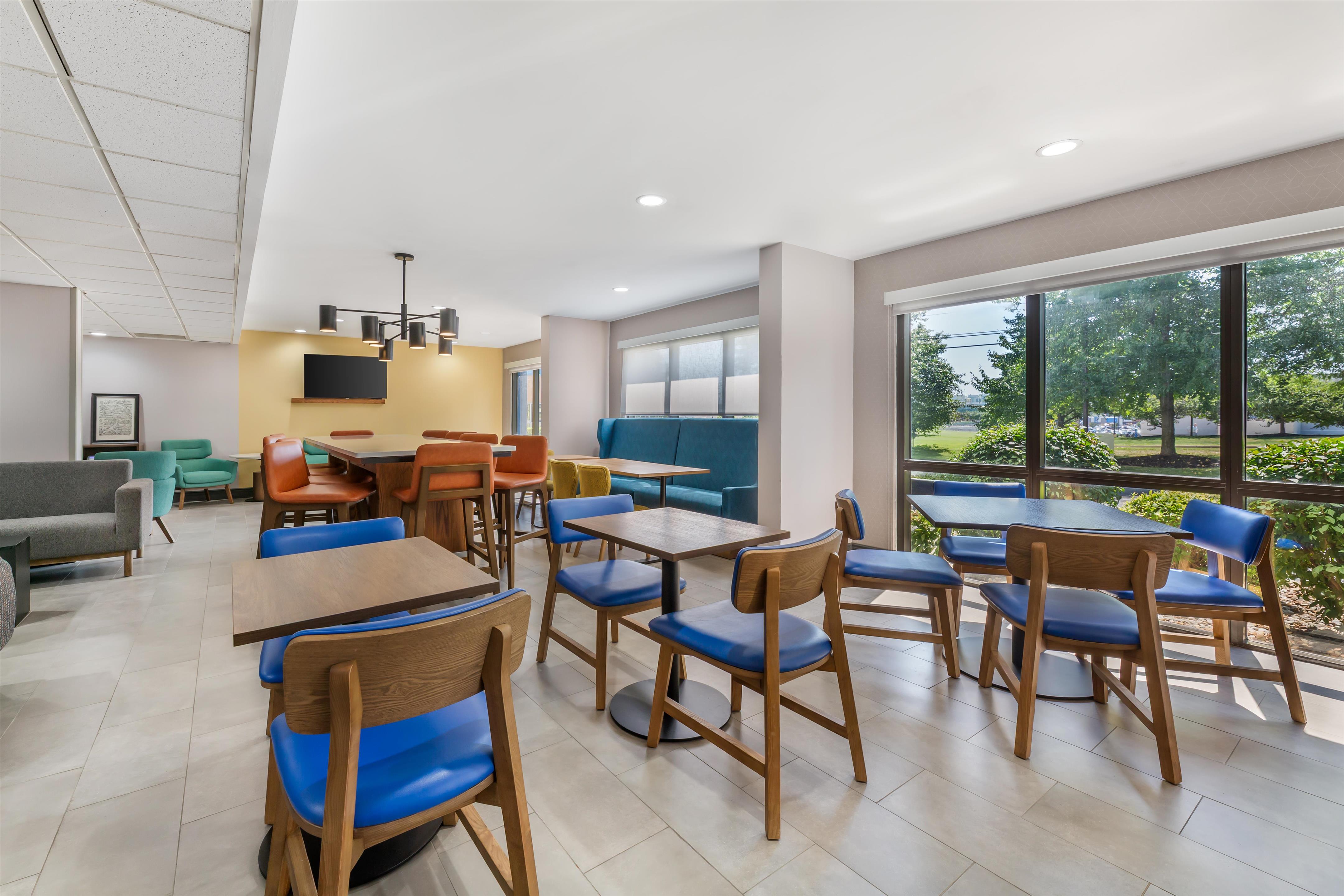 Breakfast Area | Hampton Inn Wooster
