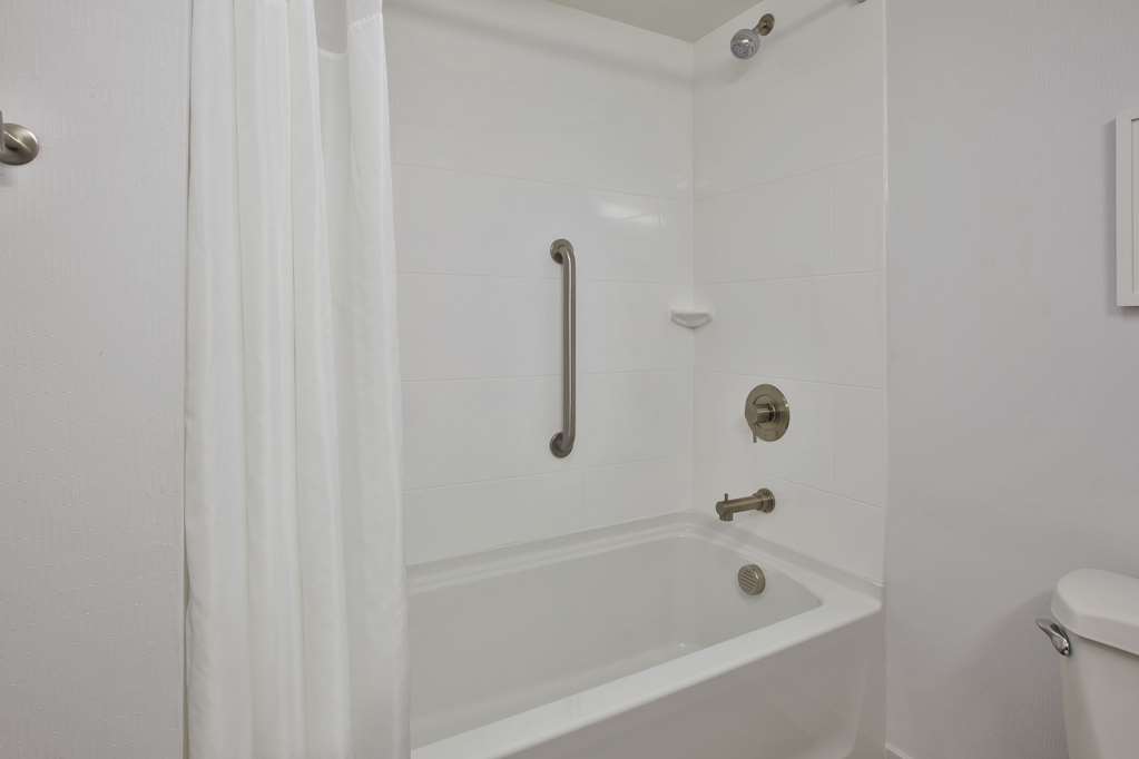 Hampton Inn White River Junction-guestroom-Guest Room,Bathroom,On-Site.jpg