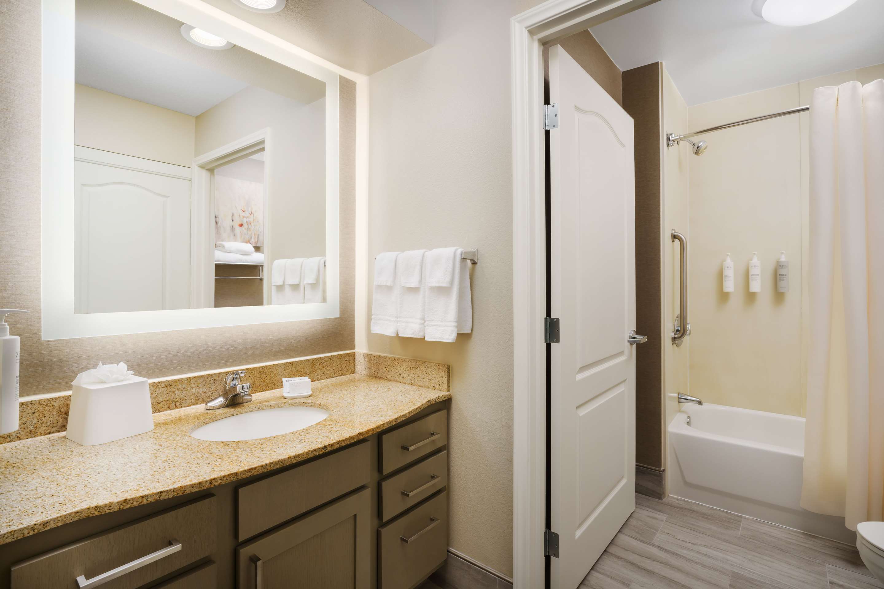 Guest room bath