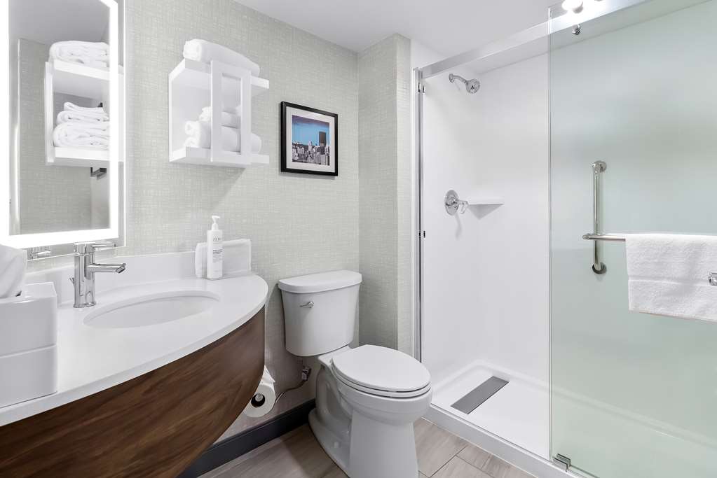 Hampton Inn Washington, PA-guestroom-Guest Room,Bathroom,On-Site.jpg