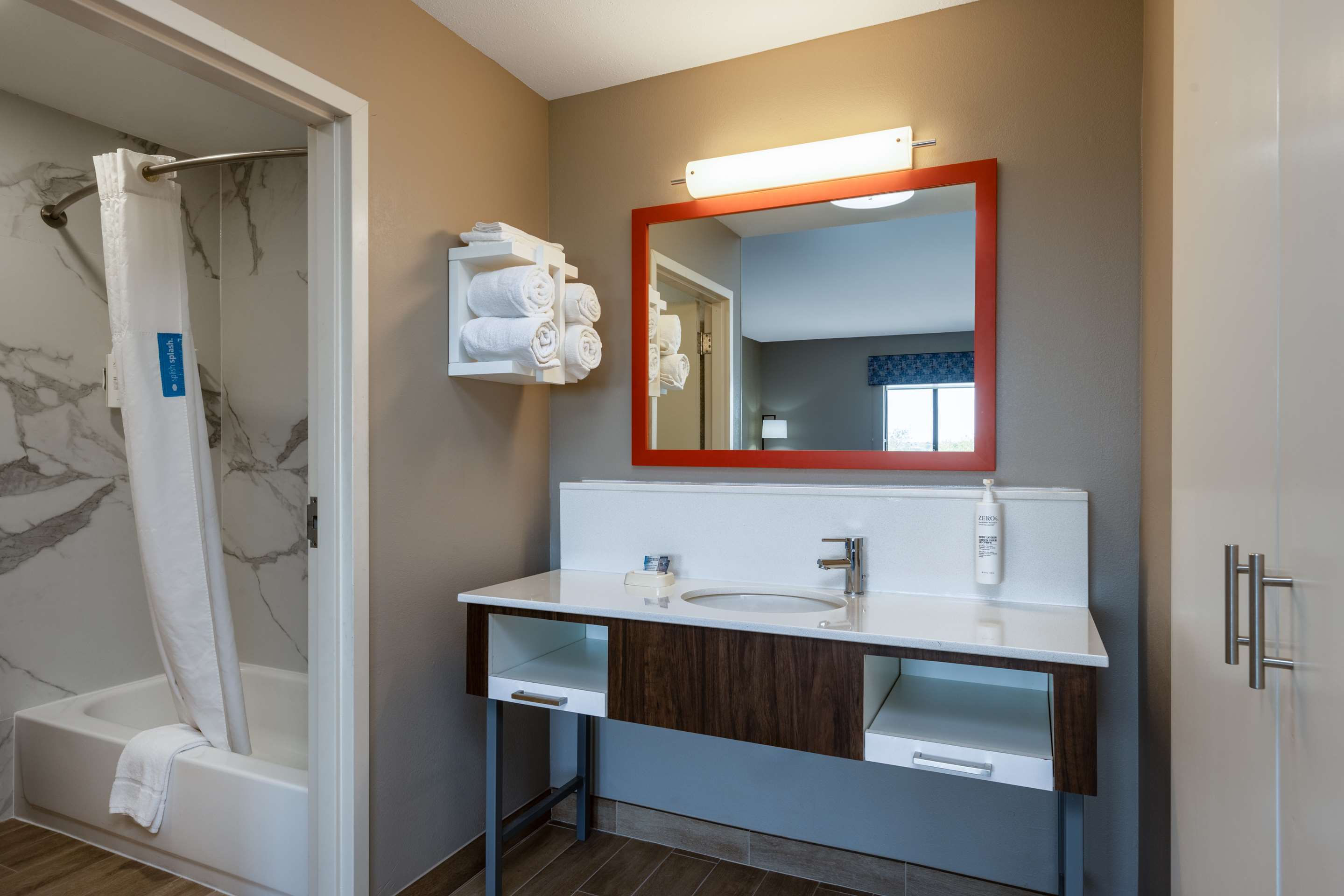 Guest room bath