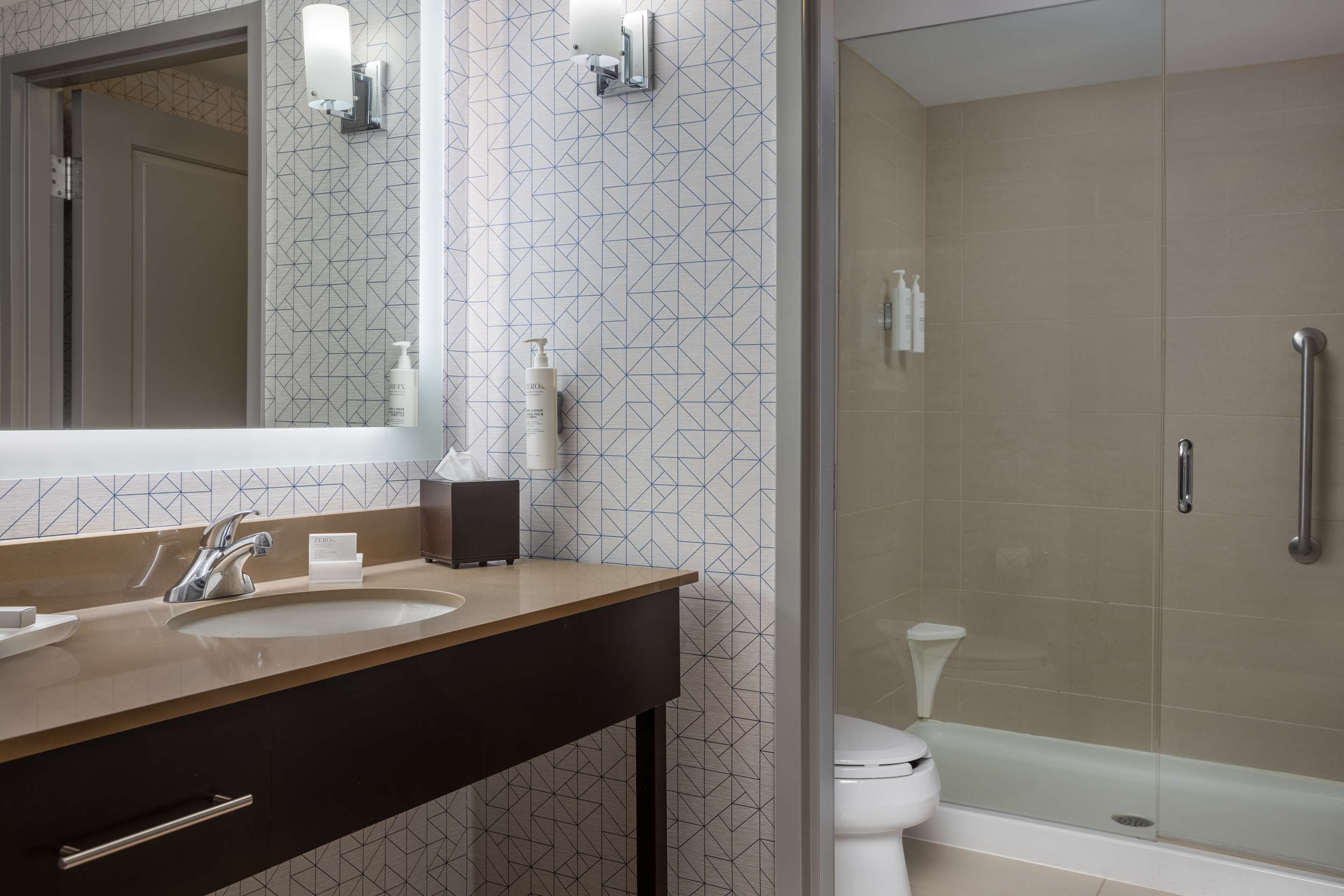 Guest room bath