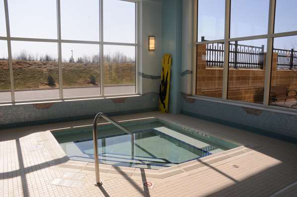 Pool - Hampton Inn & Suites Dartmouth