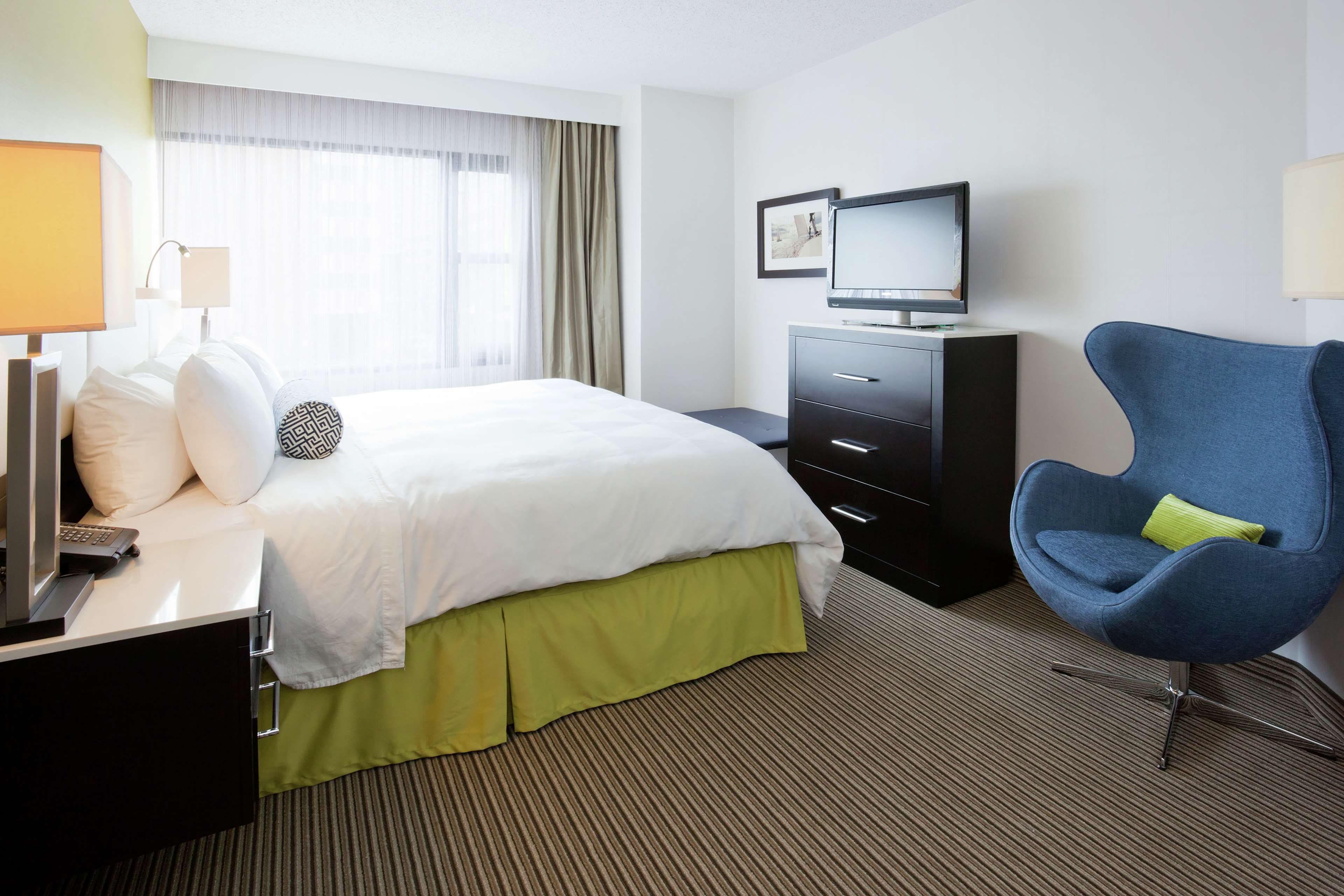 The Hollis Halifax a DoubleTree Suites by Hilton Hotel Room Type - 1 KING 1 BDRM HARBOUR VIEW