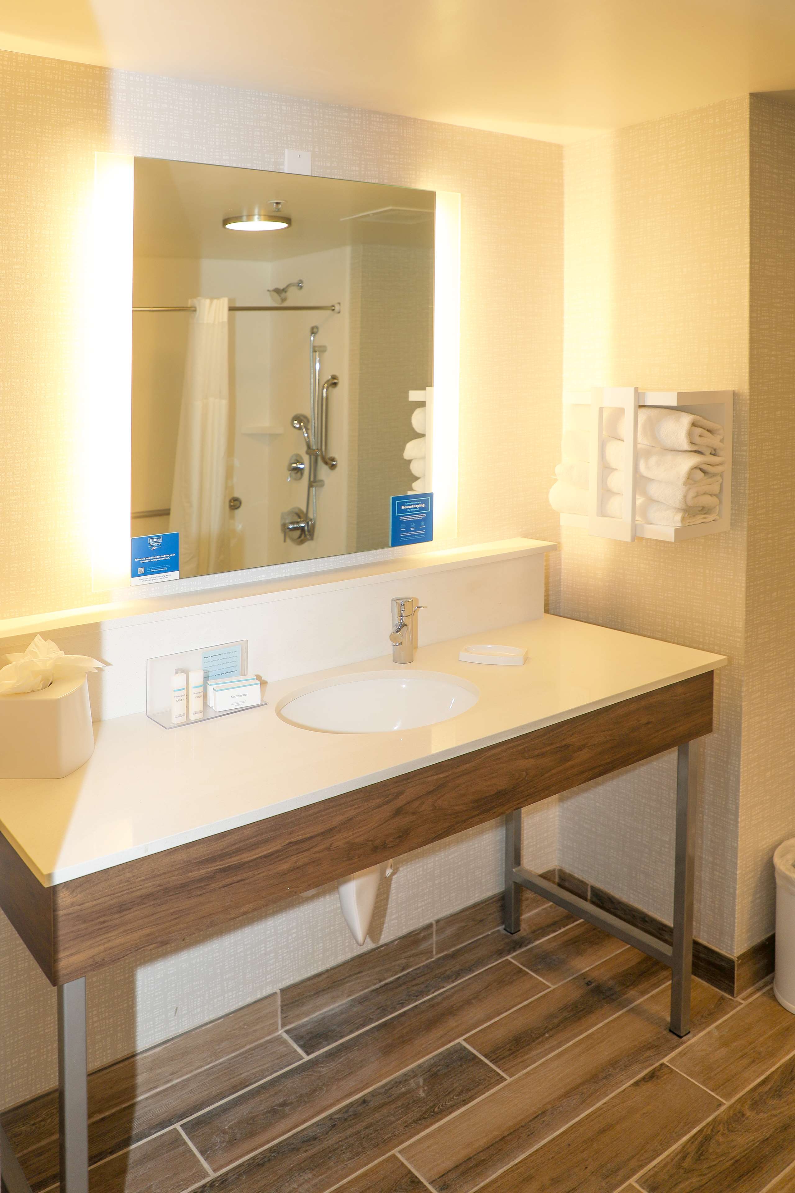 Hampton Inn by Hilton Ellensburg Room Type - 2 QNS ACCESSIBLE W TUB NS
