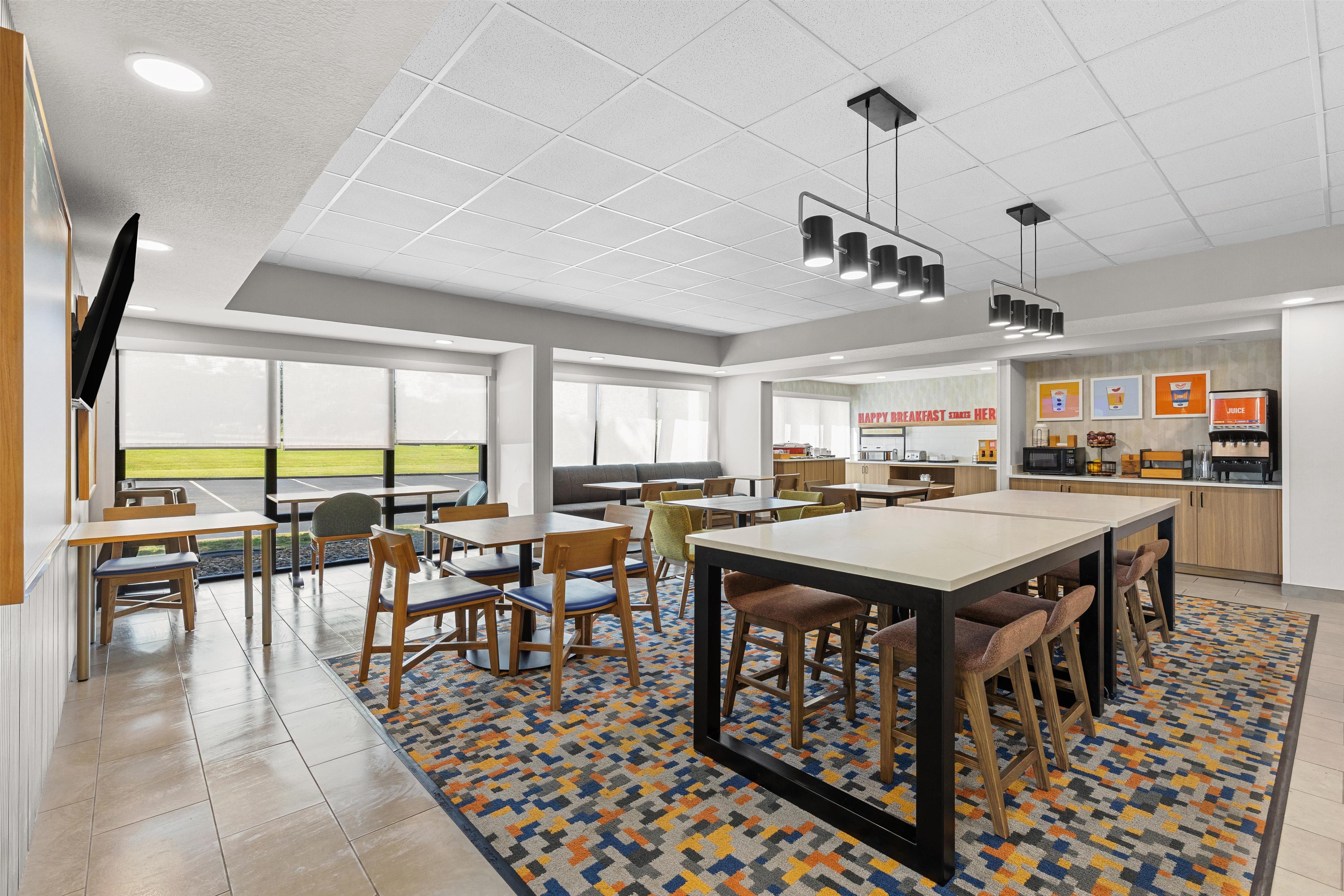 Breakfast Area | Hampton Inn by Hilton Youngstown-West I-80