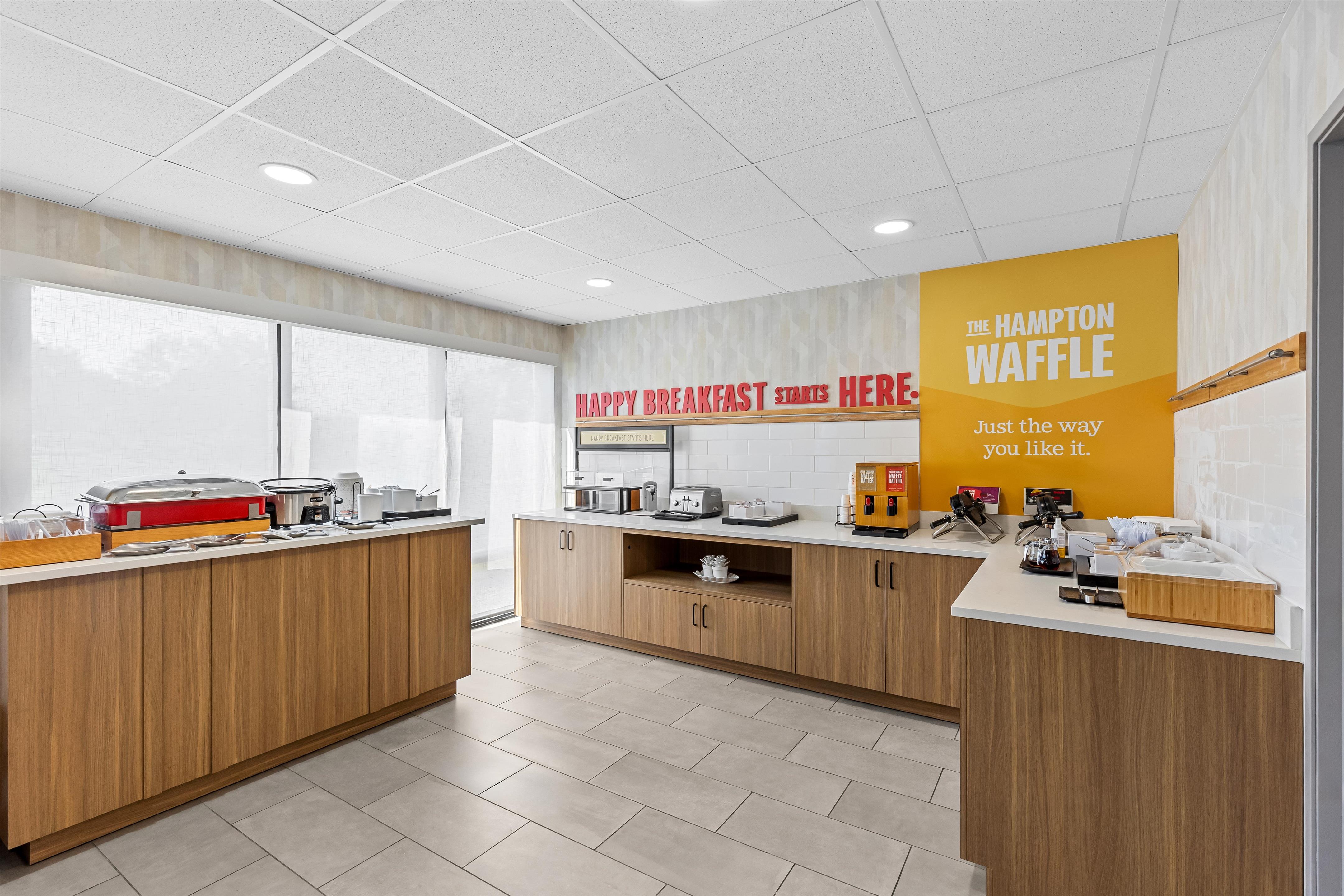 Breakfast Area | Hampton Inn by Hilton Youngstown-West I-80
