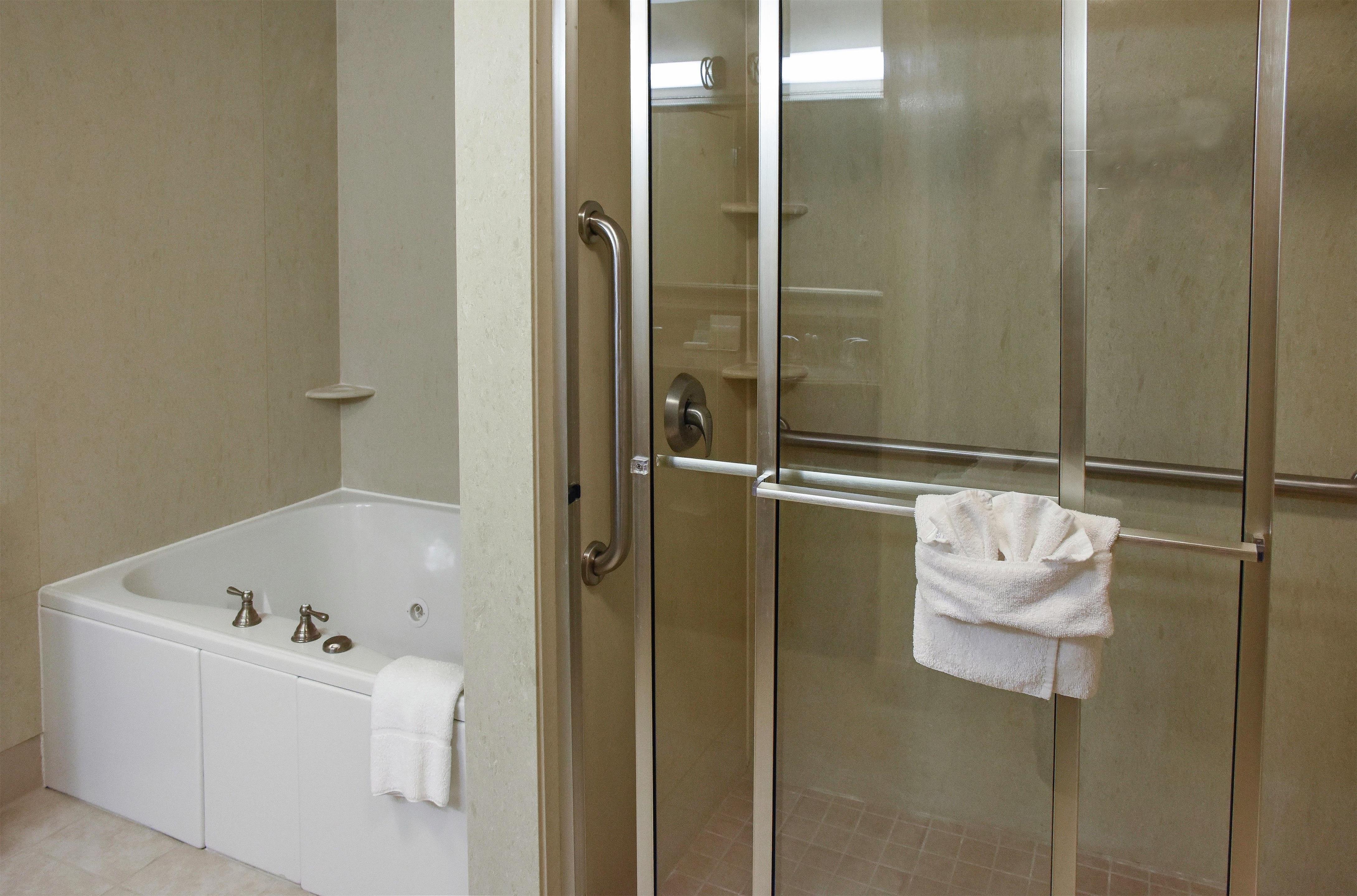 Guest room bath