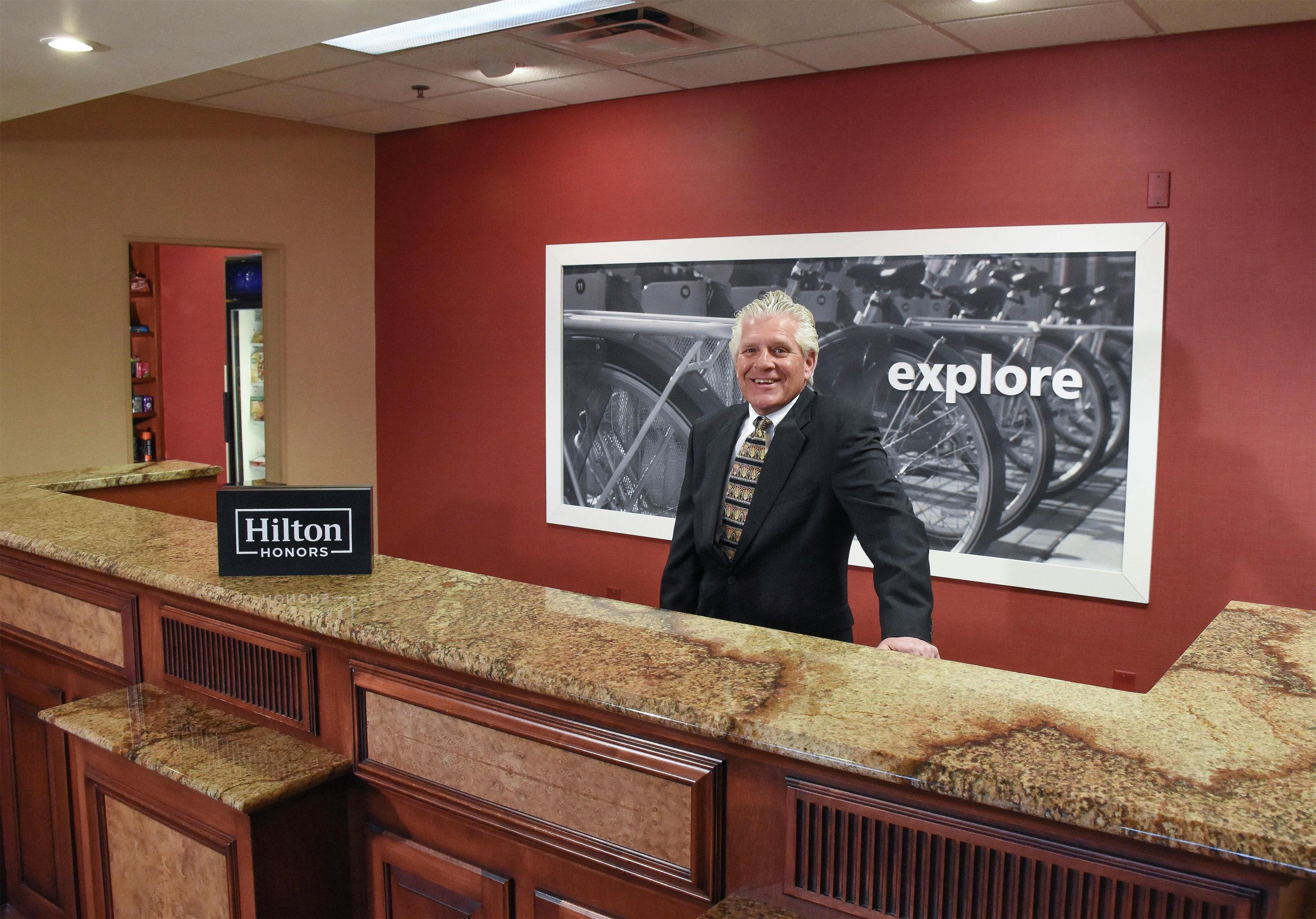 Reception | Hampton Inn & Suites Youngstown-Canfield