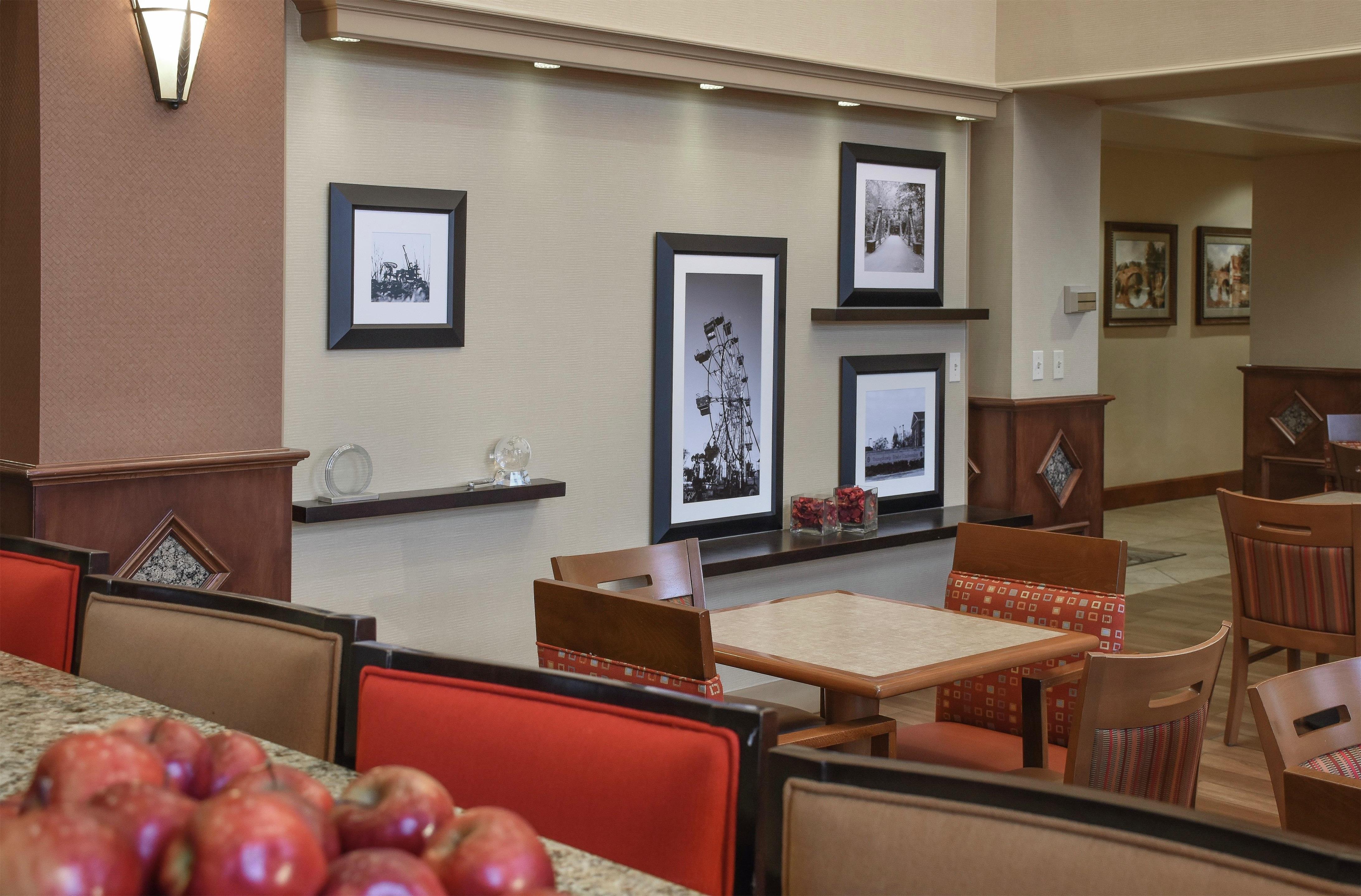 Lobby | Hampton Inn & Suites Youngstown-Canfield