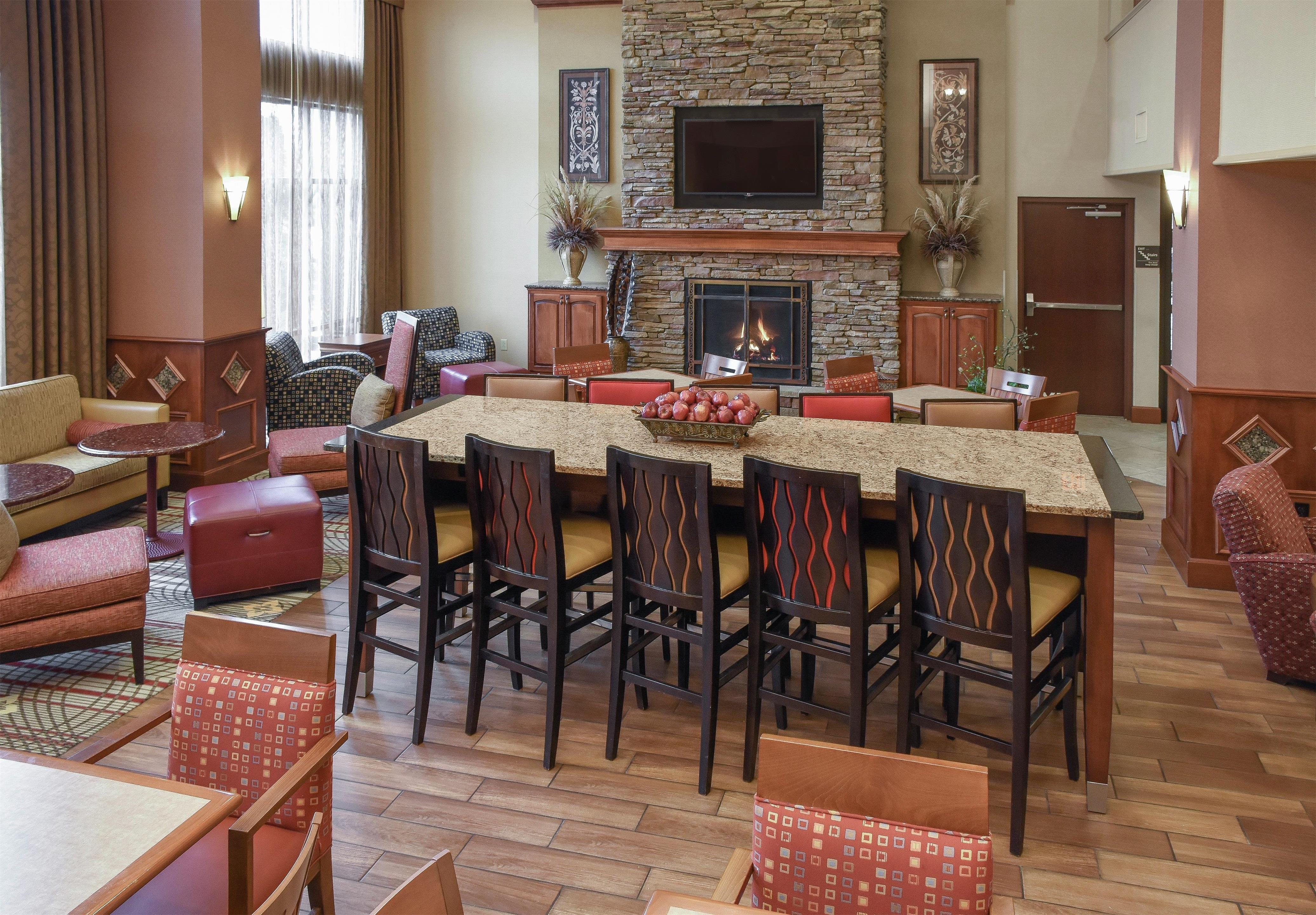 Lobby | Hampton Inn & Suites Youngstown-Canfield