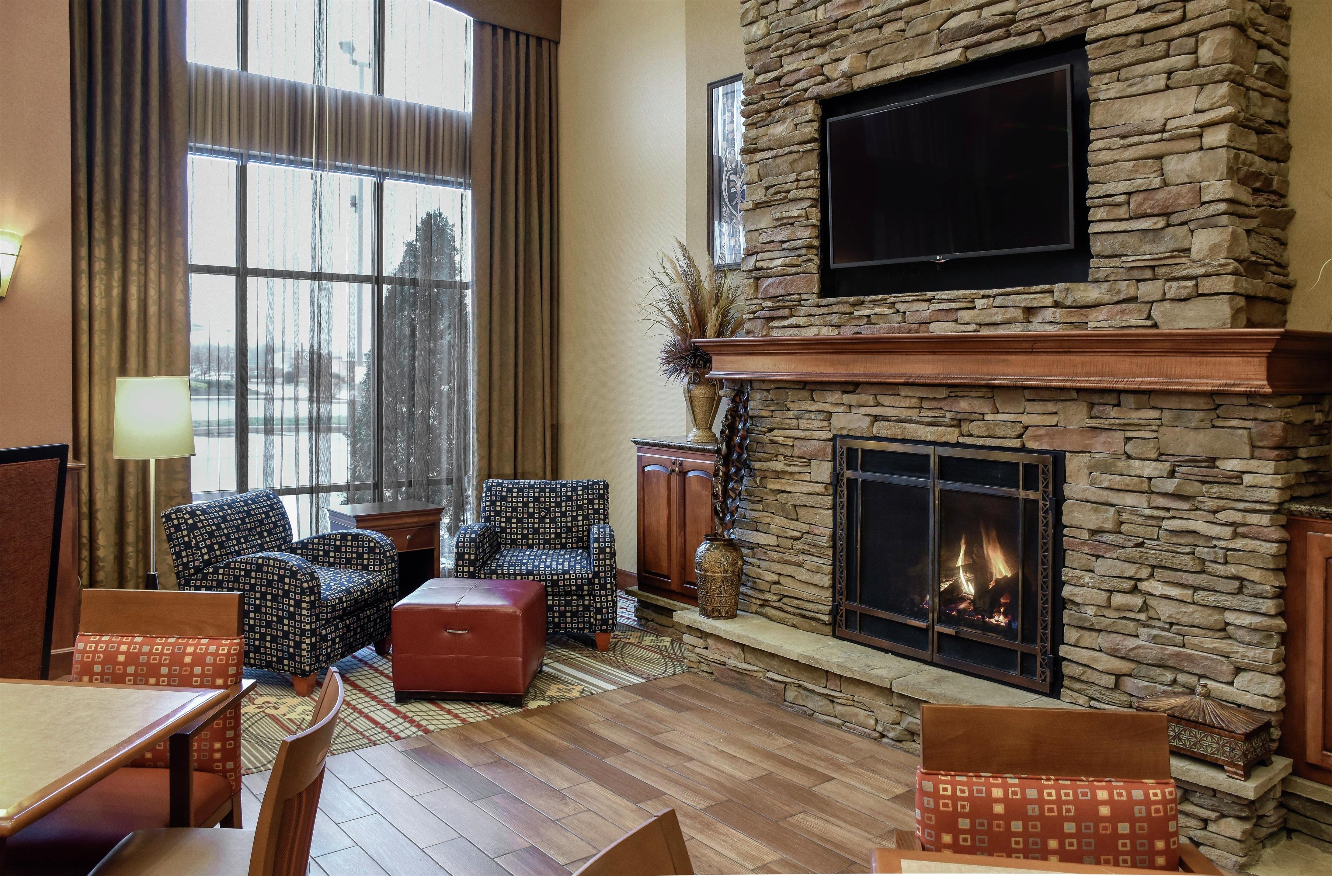 Lobby | Hampton Inn & Suites Youngstown-Canfield