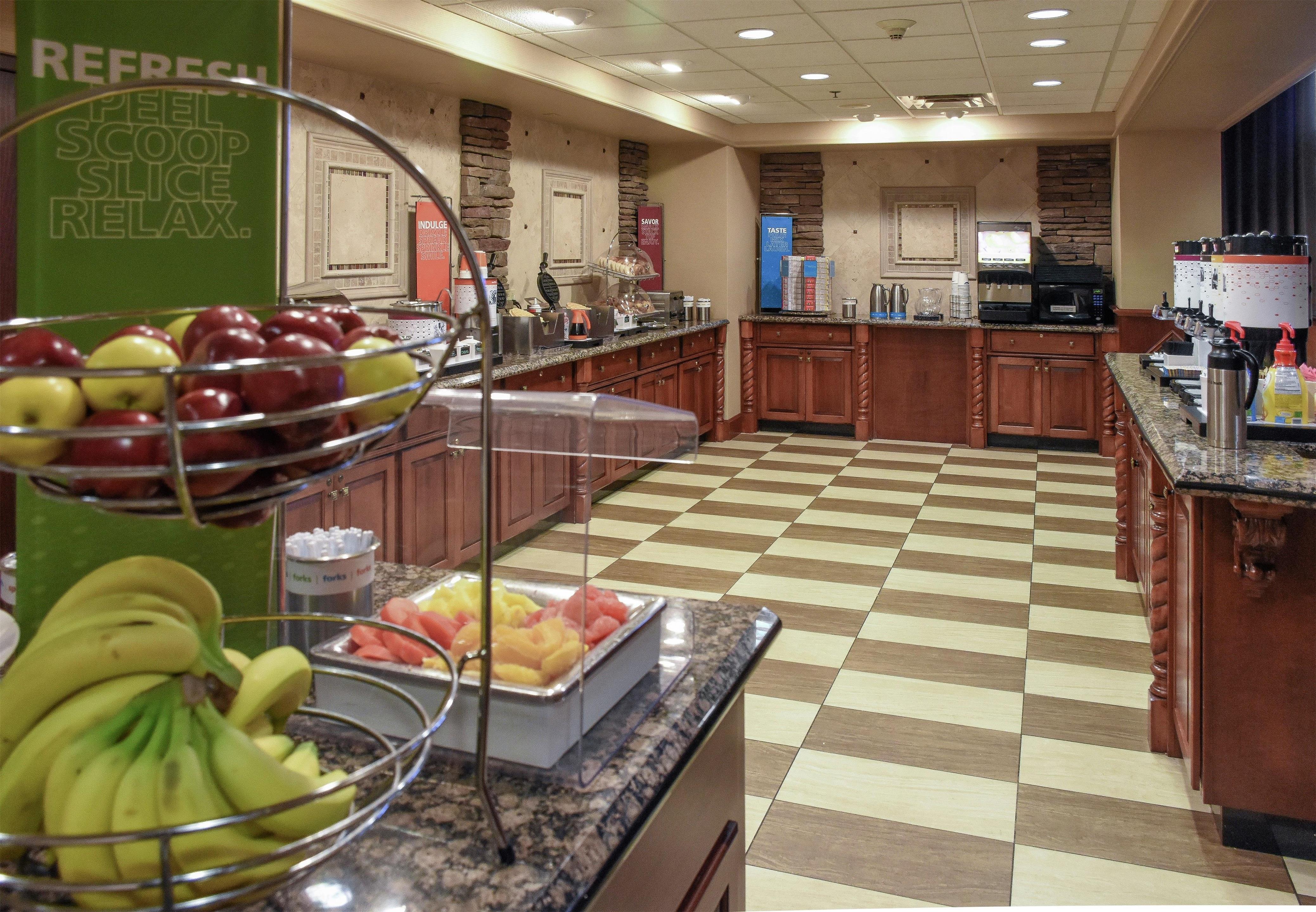 Breakfast Area | Hampton Inn & Suites Youngstown-Canfield