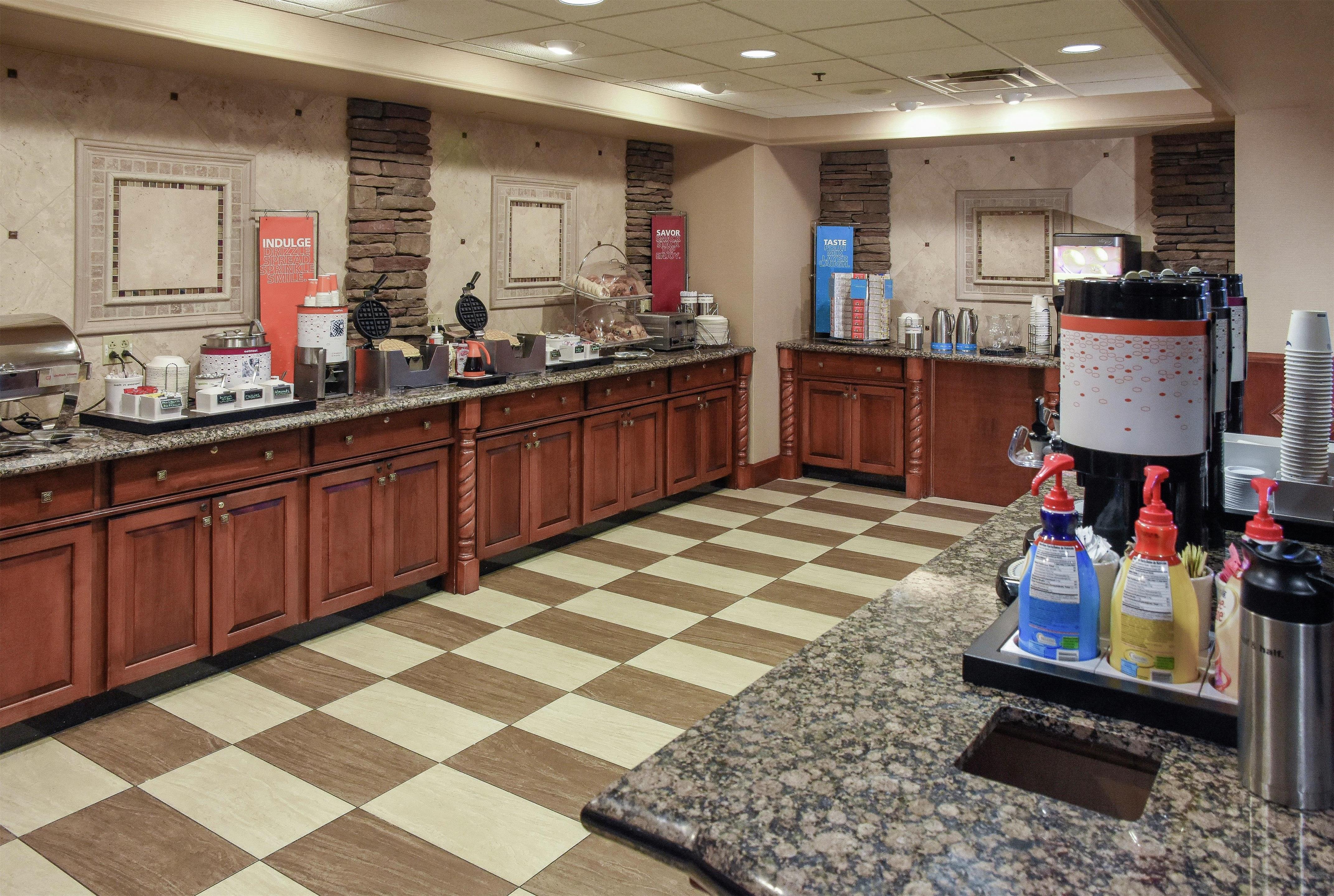 Breakfast Area | Hampton Inn & Suites Youngstown-Canfield