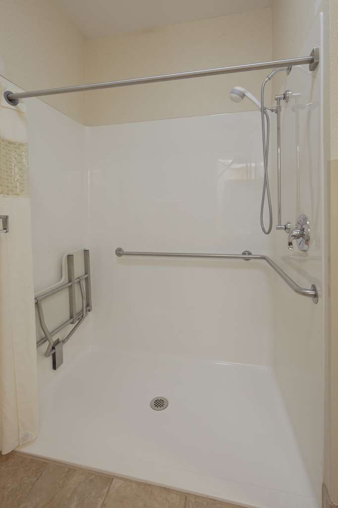 Hampton Inn by Hilton Youngstown-North - Tap to explore photos
