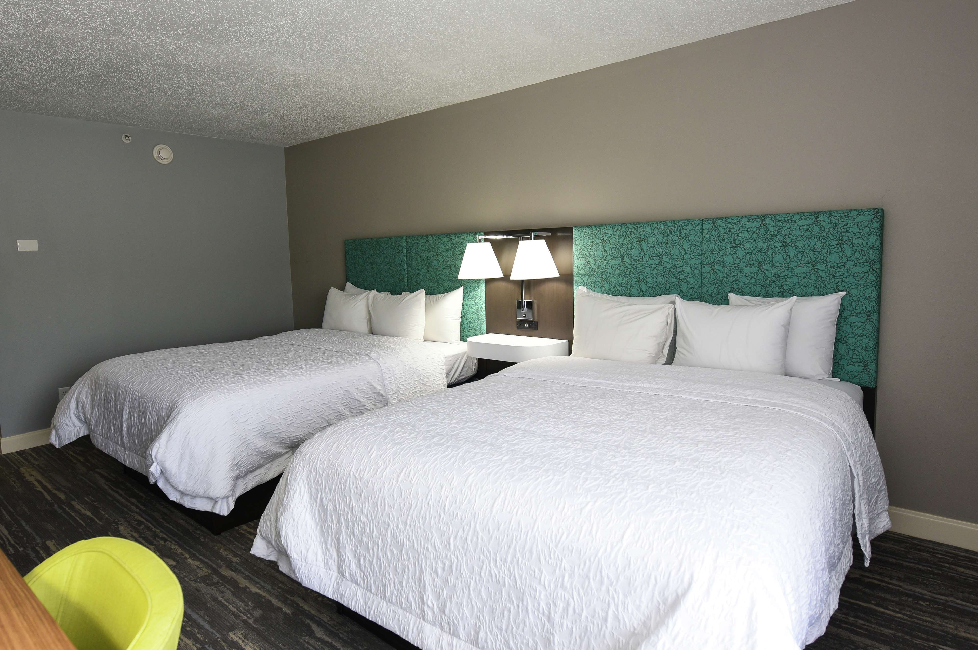 Hampton Inn by Hilton Youngstown-North Room Type - 2 QN W FRIDGE NS