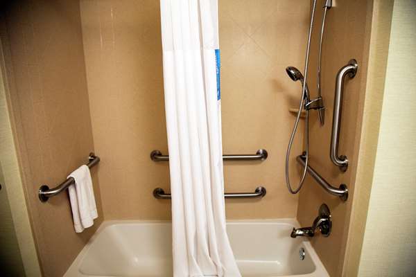 - Hampton Inn & Suites West Middlesex - I-80, Exit 4B