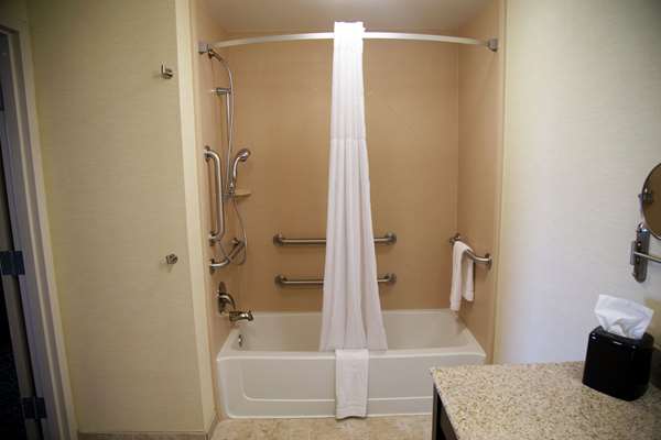  - Hampton Inn & Suites West Middlesex - I-80, Exit 4B