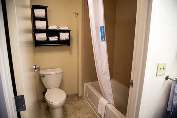  - Hampton Inn & Suites West Middlesex - I-80, Exit 4B