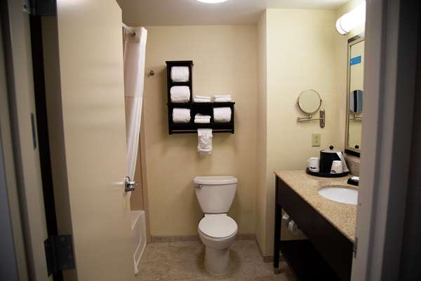  - Hampton Inn & Suites West Middlesex - I-80, Exit 4B
