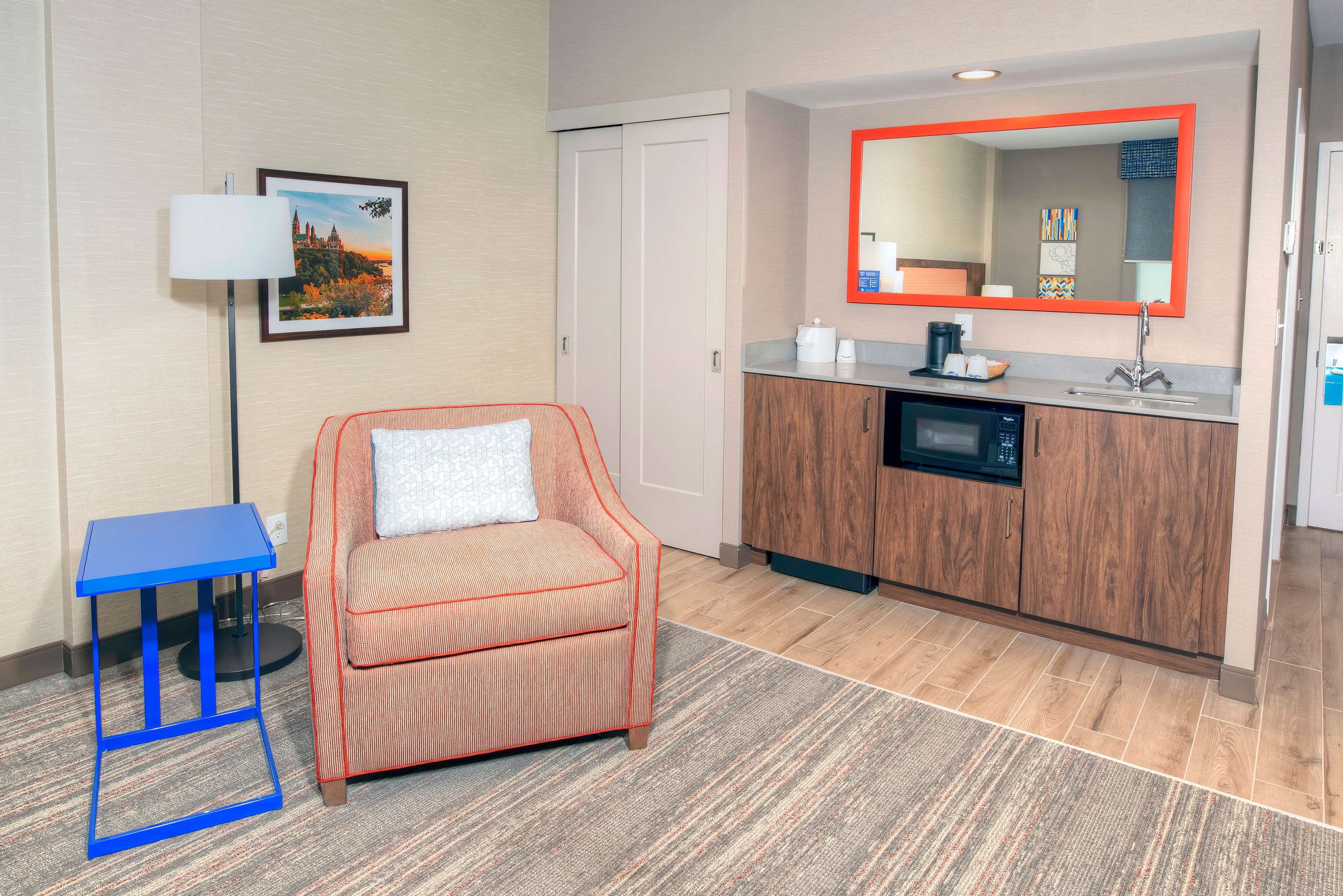 Hampton Inn by Hilton Ottawa Room Type - 1 KING MICROWV FRIDGE NS