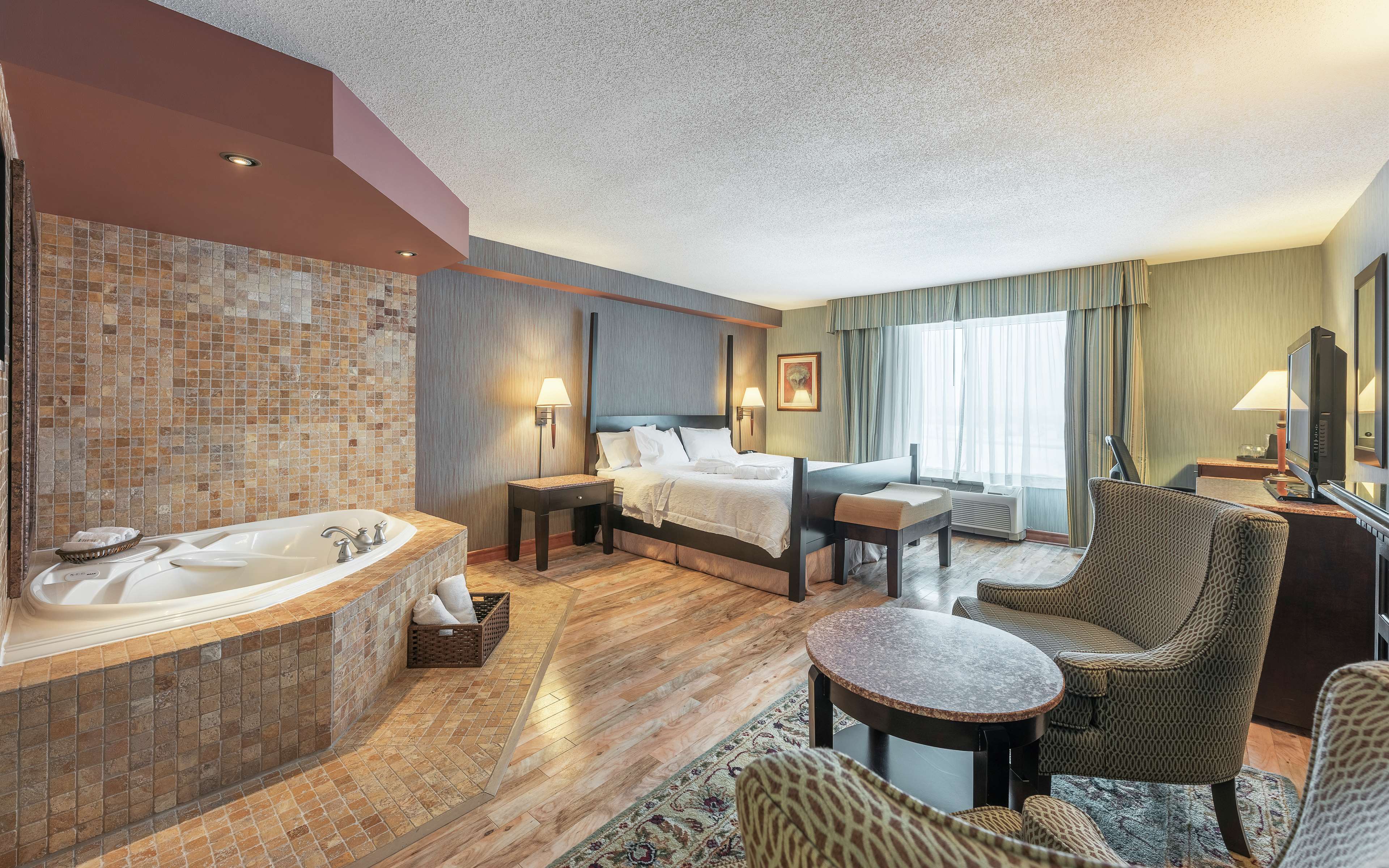 Hampton Inn & Suites by Hilton Moncton Room Type - 1 KING W WHIRLPOOL NOSMOK