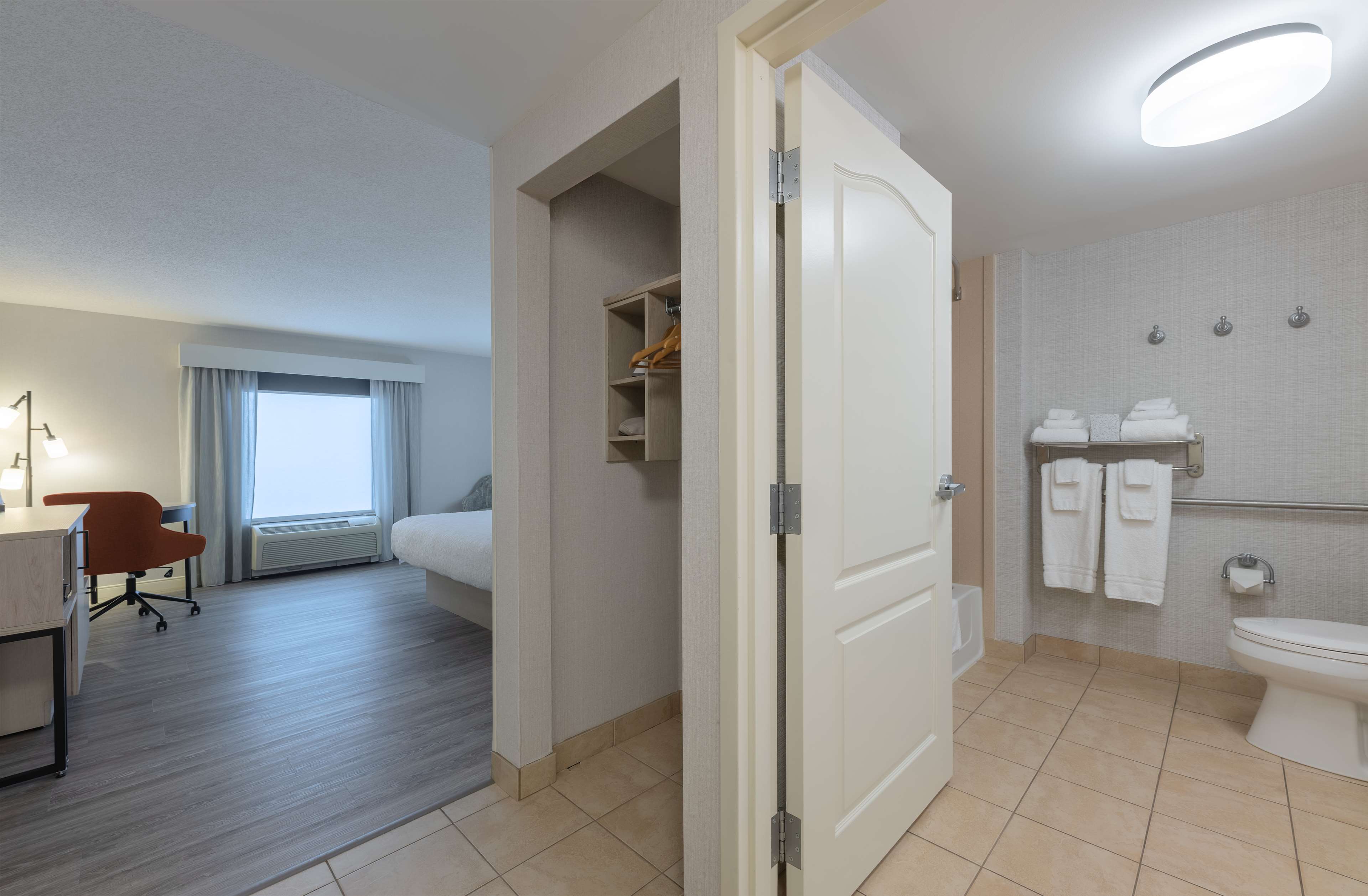 Hampton Inn & Suites by Hilton Moncton Room Type - 1 KING ACCESSIBLE NOSMOK