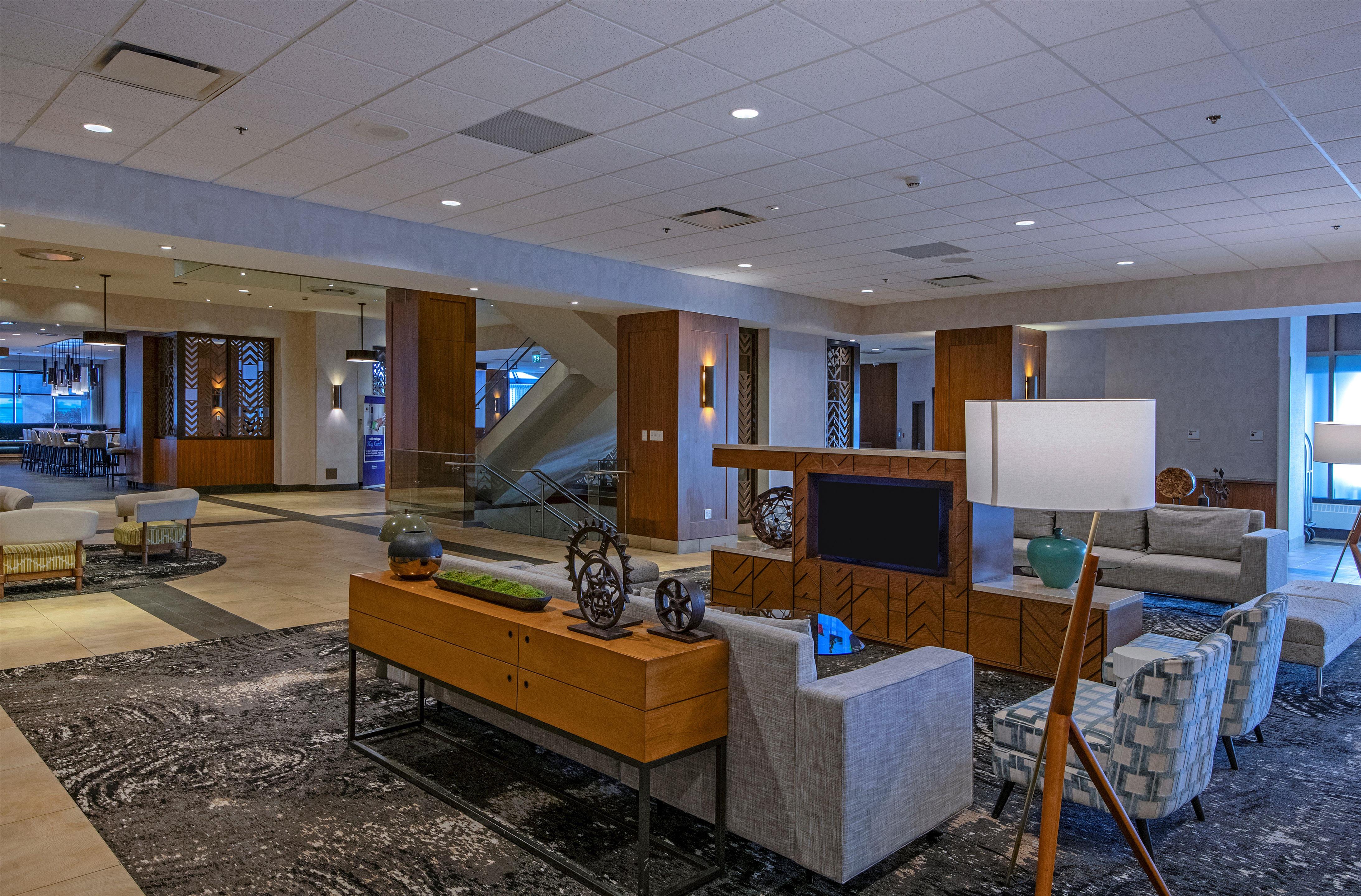 Lobby | DoubleTree by Hilton Hotel & Conference Centre Regina