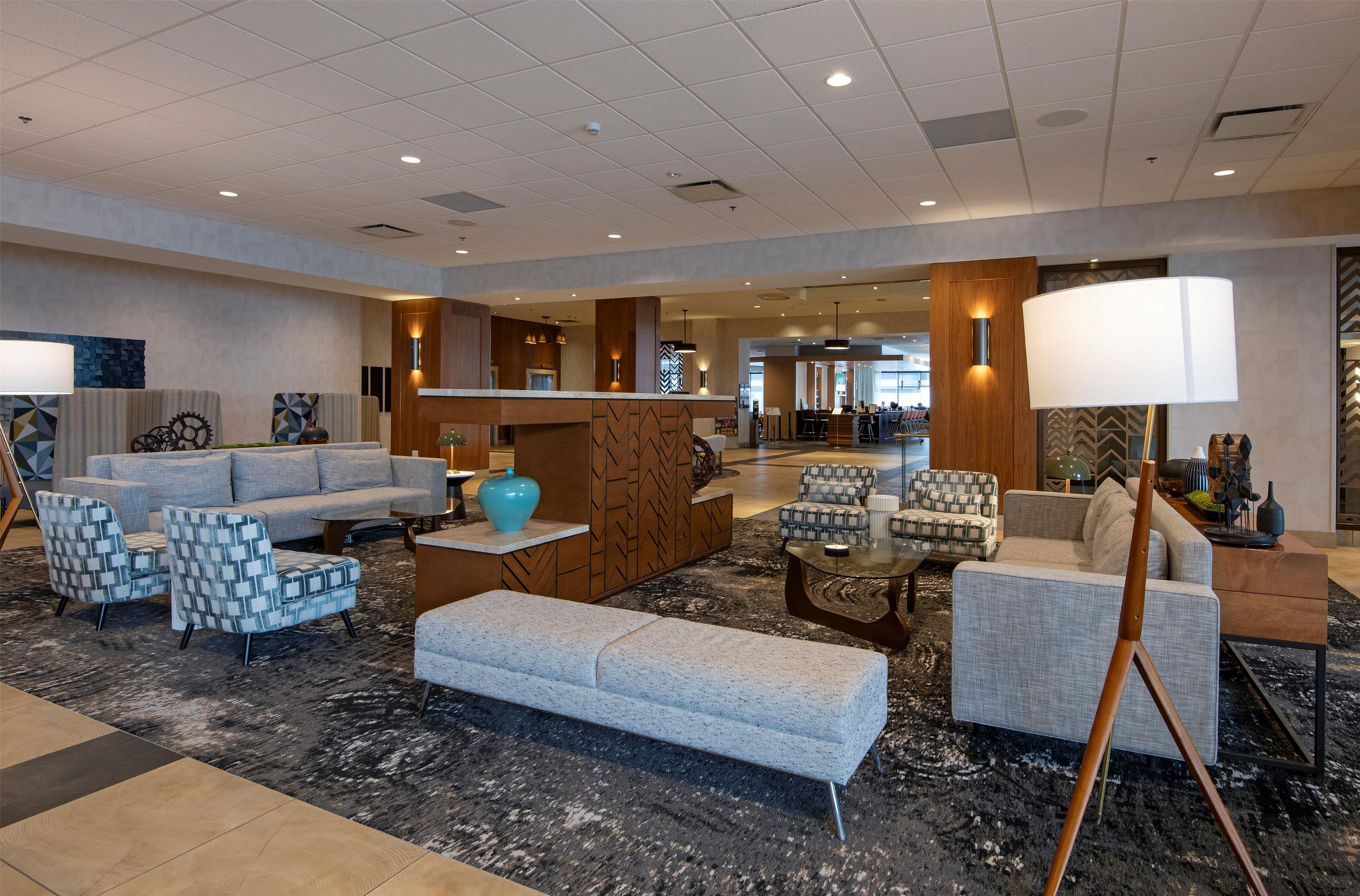 Lobby | DoubleTree by Hilton Hotel & Conference Centre Regina