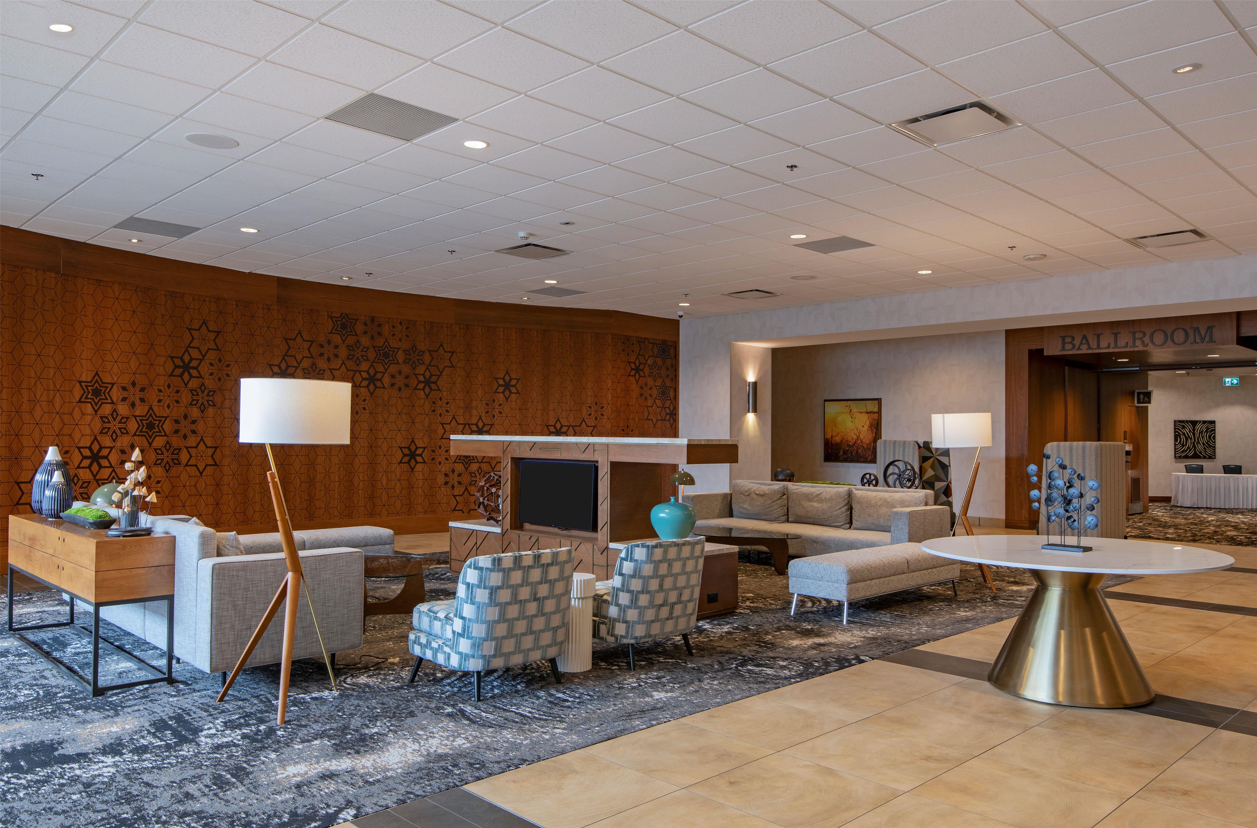 Lobby | DoubleTree by Hilton Hotel & Conference Centre Regina